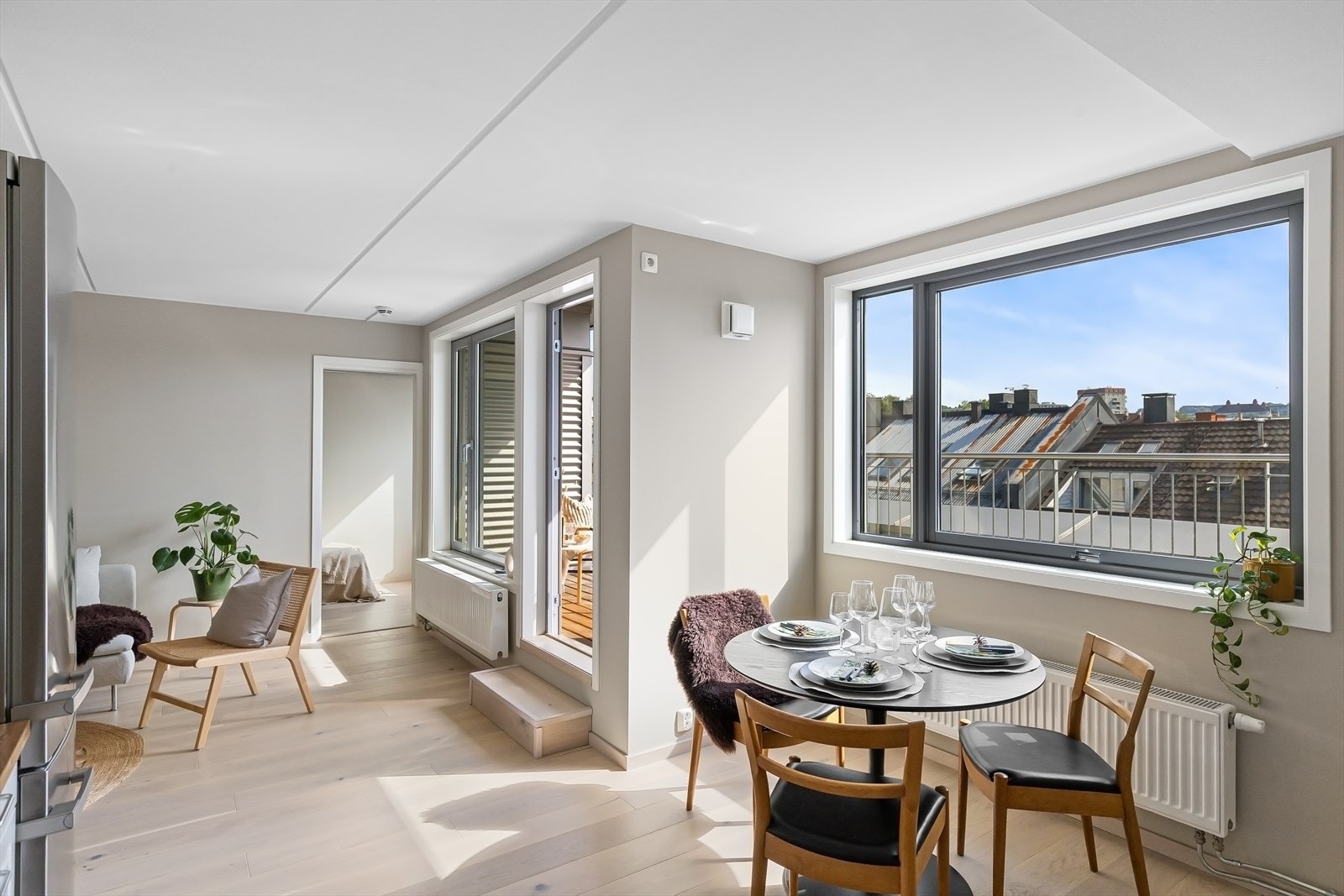 Den åpne løsningen gir en sosial og god romfølelse. Galleribilde