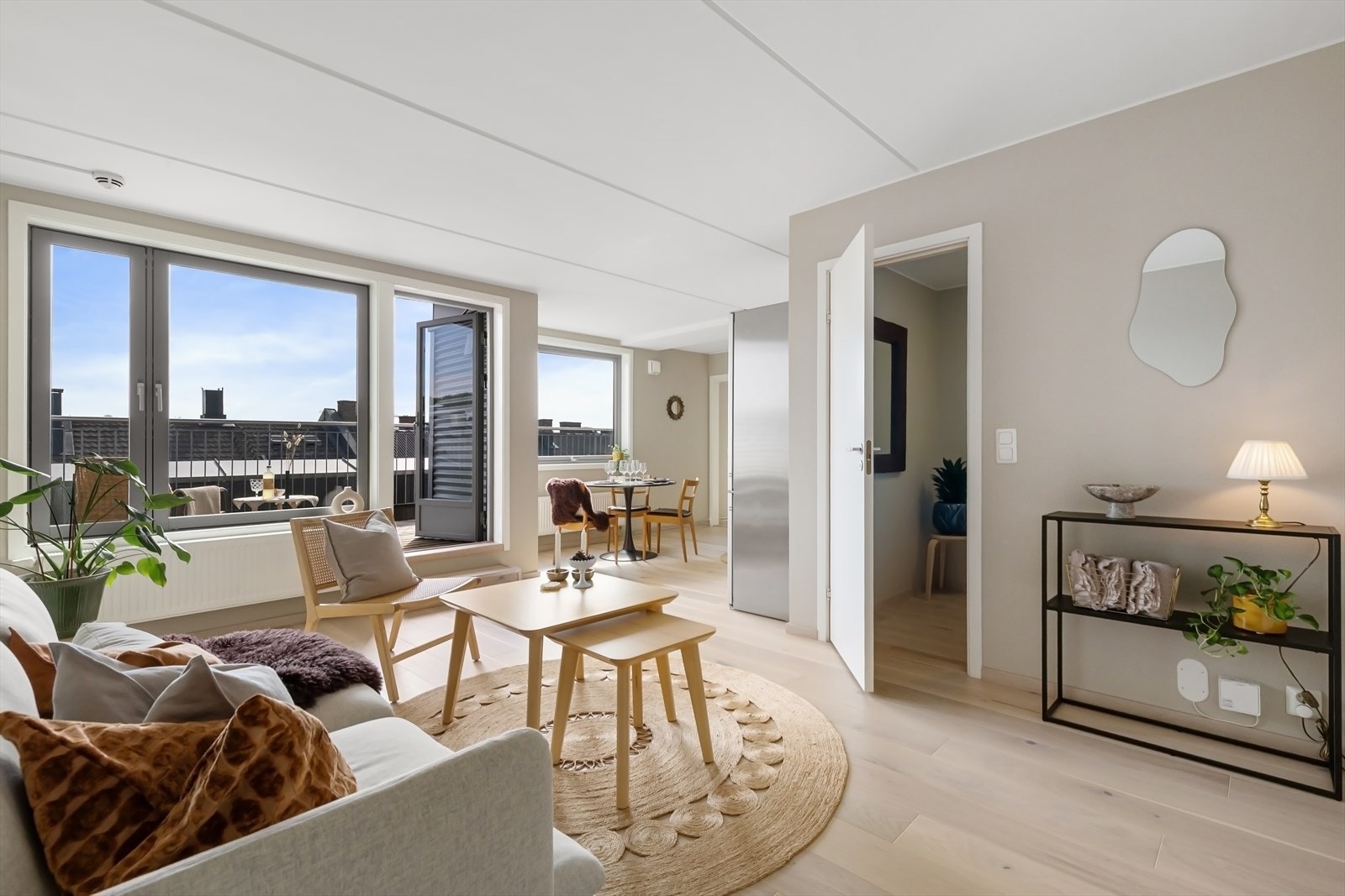 En lys og luftig leilighet i 5. etasje med terrasse på hele 17 kvm. Galleribilde