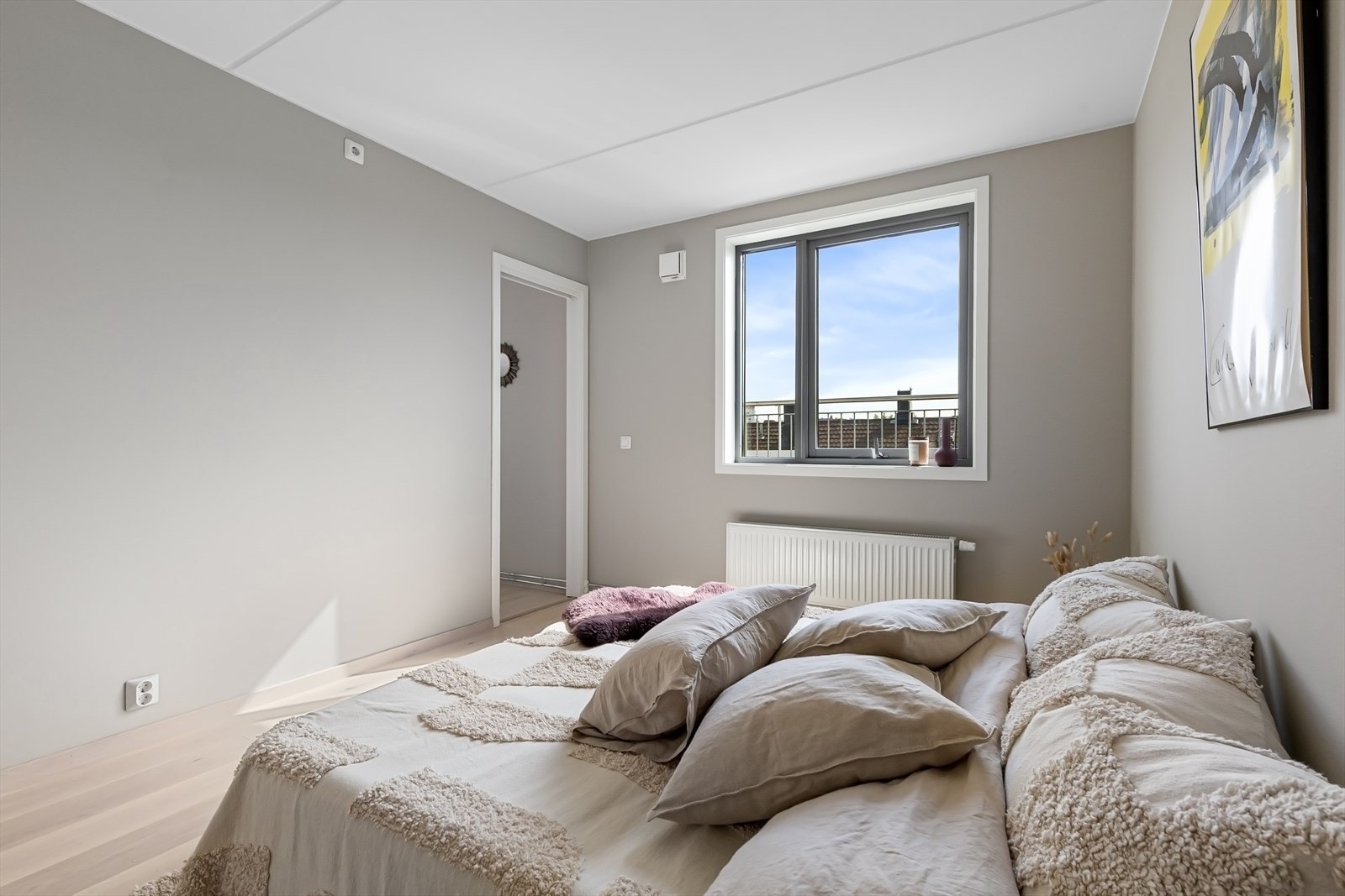 Soverommene ligger fint plassert i hver sin ende av leiligheten. Galleribilde