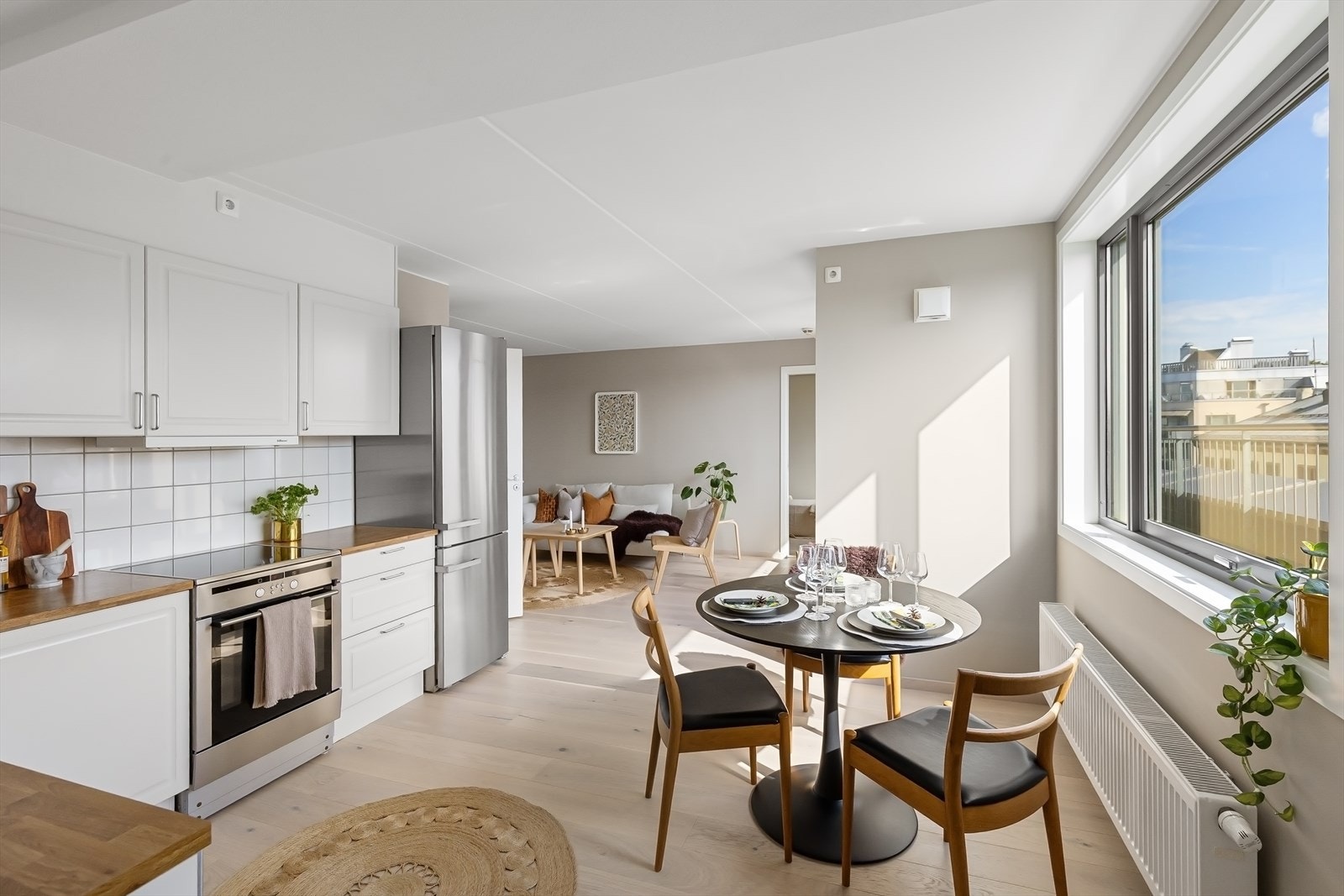 Kjøkken og stue i åpen løsning. Galleribilde