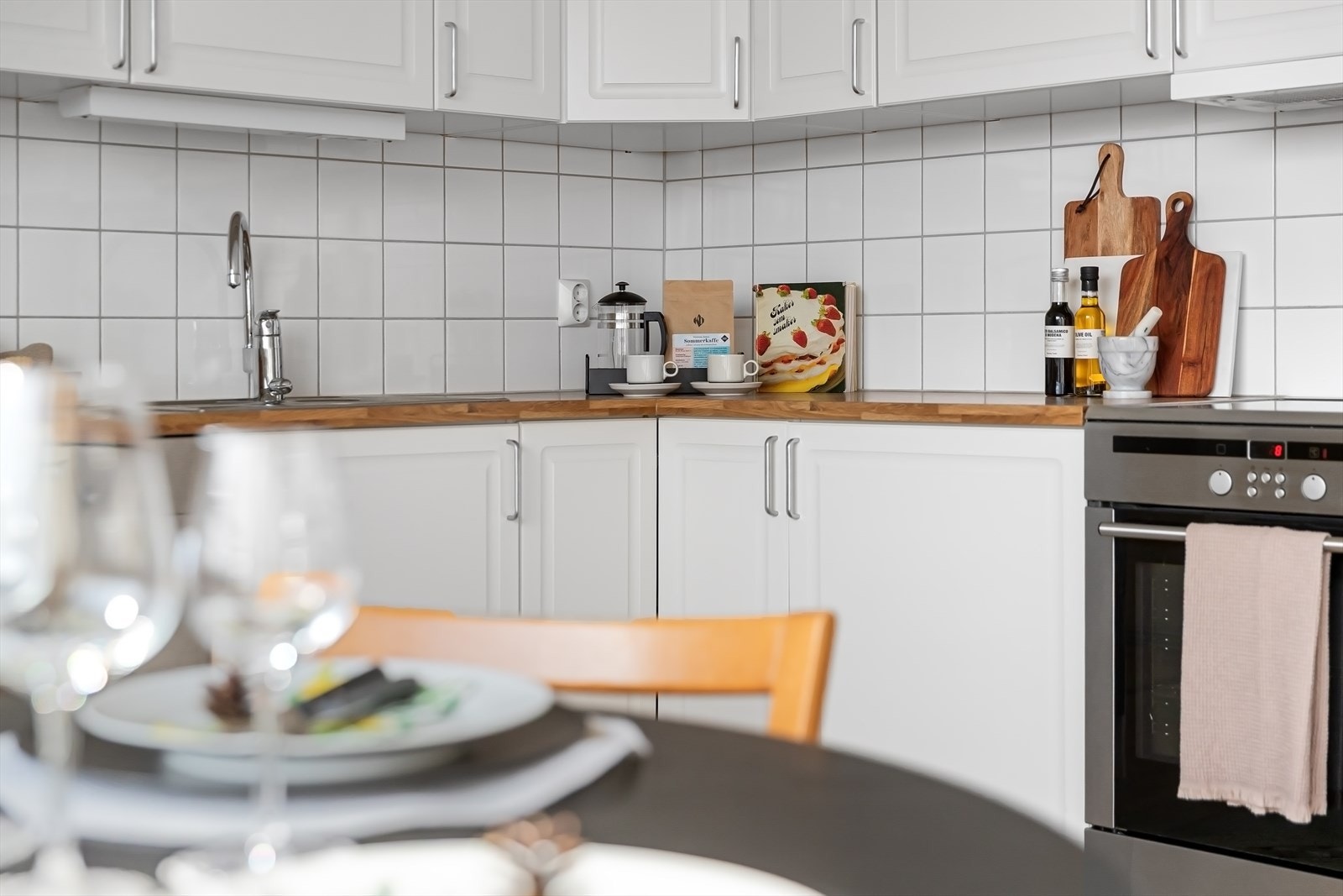 Kjøkkenet har godt med benk- og skapplass. Galleribilde