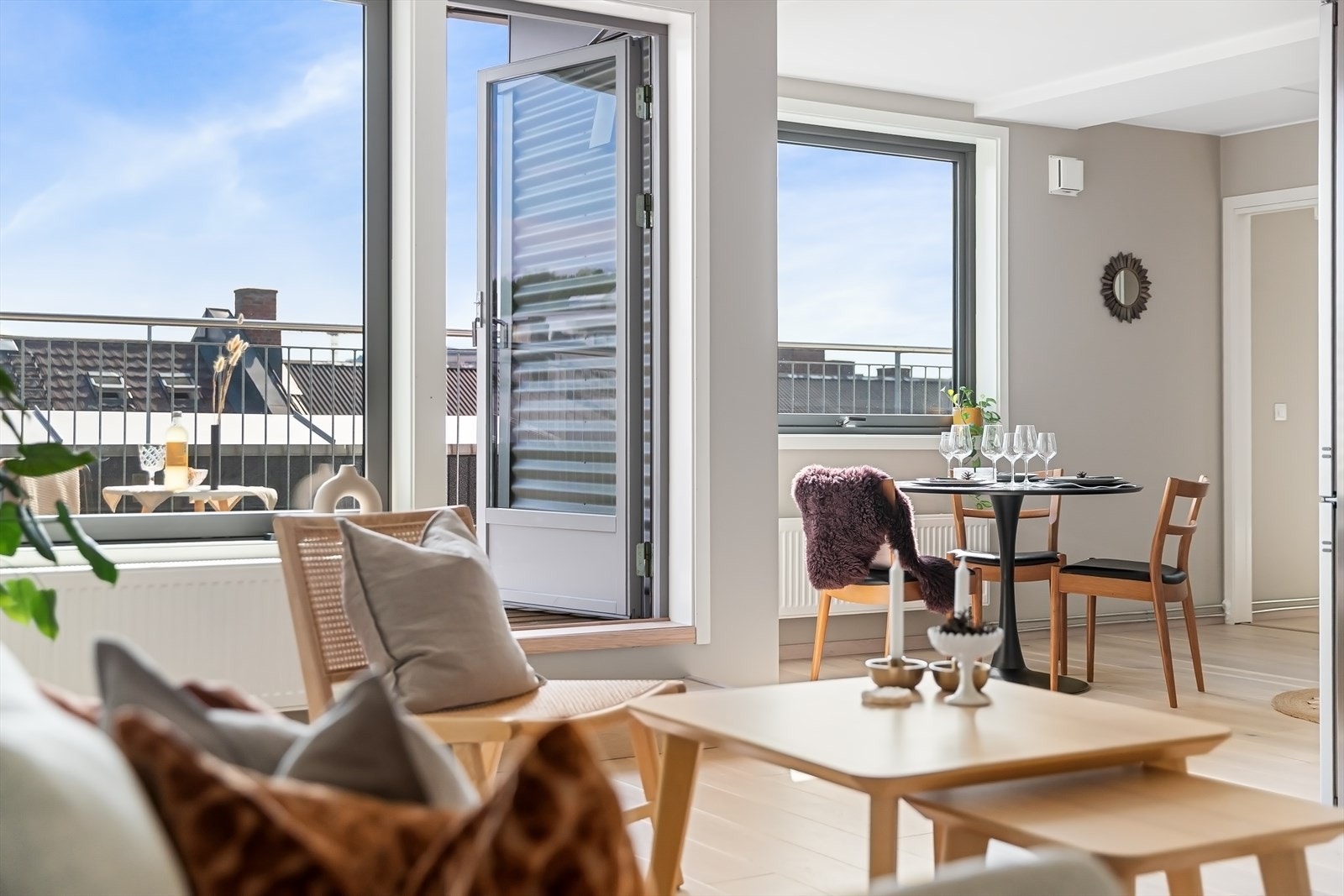 Stuen har god plass til sofagruppe og spisebord. Galleribilde