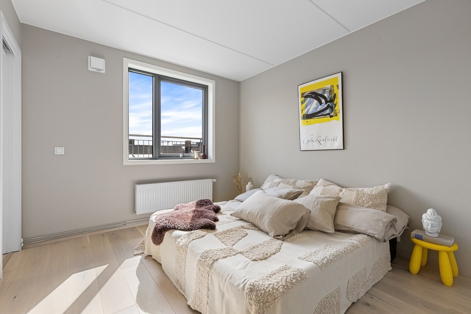 Luftig hovedsoverom med god plass til dobbeltseng og til å sette inn garderobe. Galleribilde