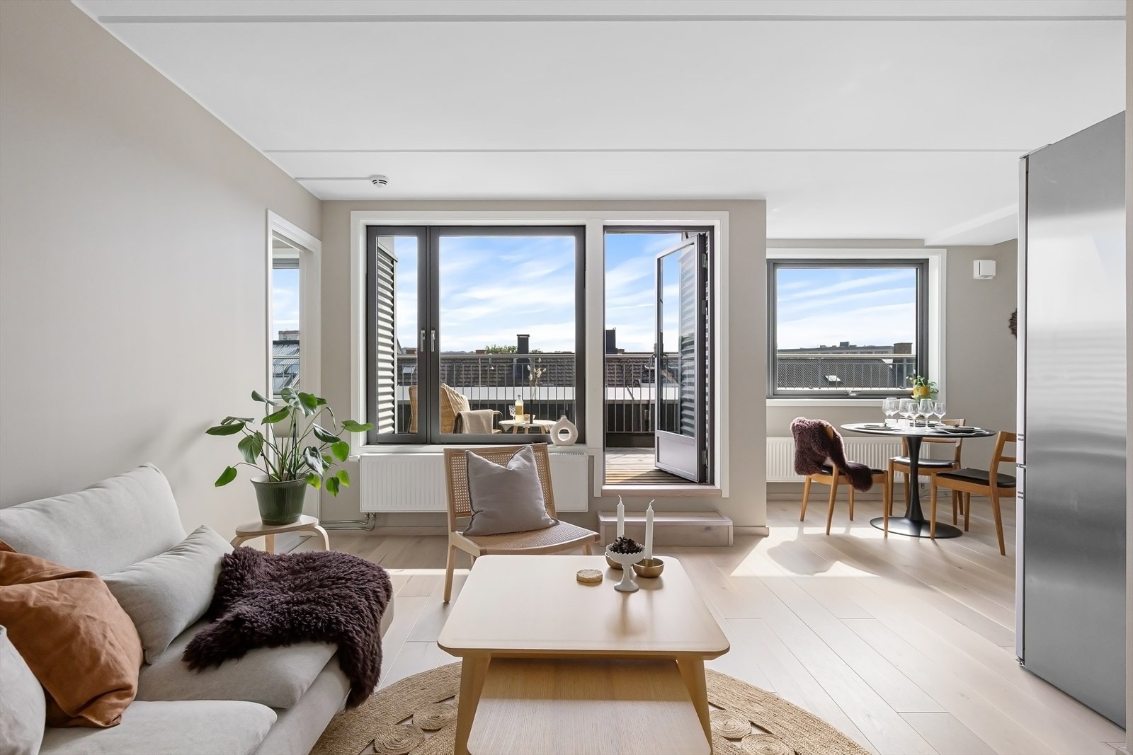 Leiligheten har store vindusflater som gir mye lys og en god atmosfære. Galleribilde