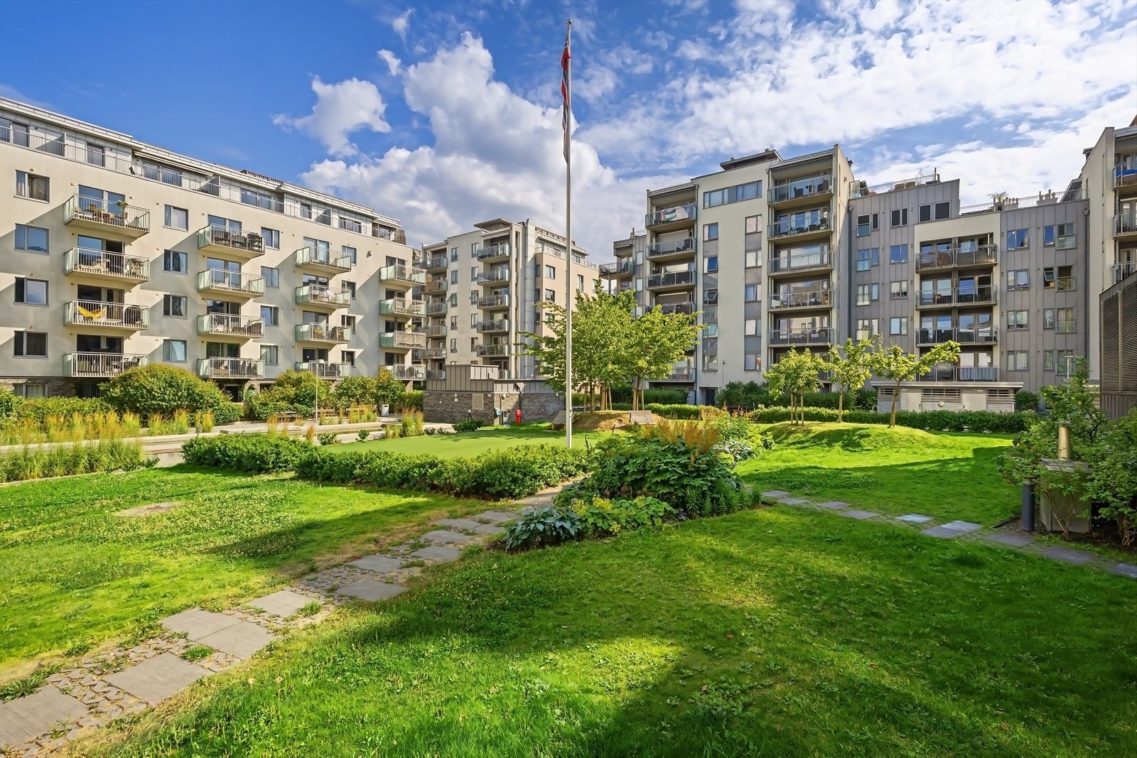 I tillegg er tomten pent opparbeidet med flotte grøntområder til glede for store og små. Galleribilde