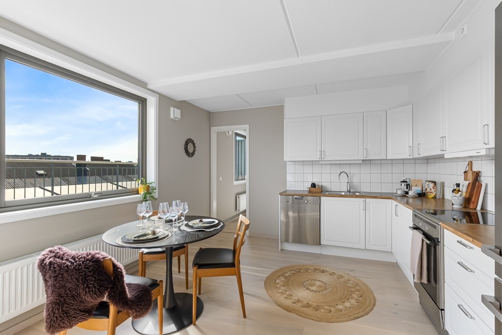 Kjøkken med god plass til spisebord og utsyn mot terrassen. Galleribilde