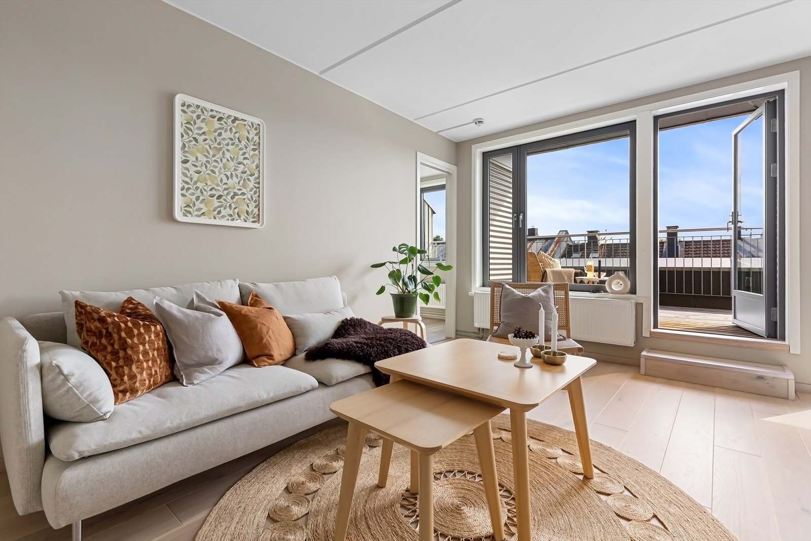 Leiligheten fremstår tidsriktig med delikat fargevalg og parkett på gulv. Galleribilde