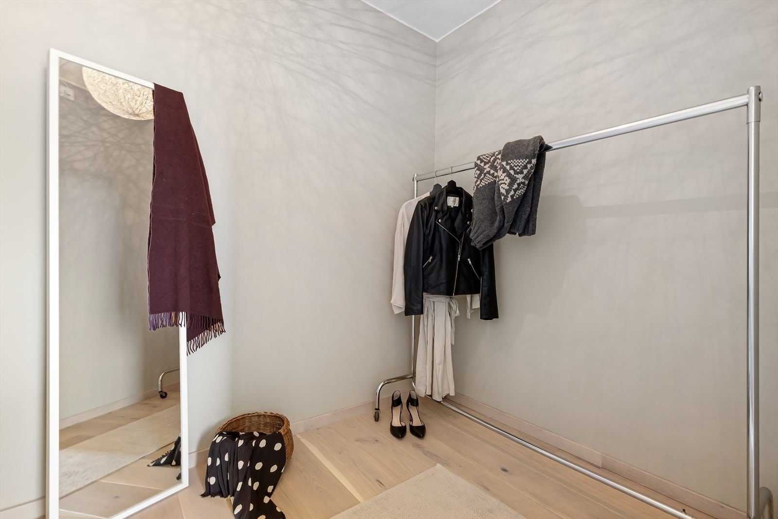 Praktisk omkledningsrom i bakkant av rommet. Galleribilde