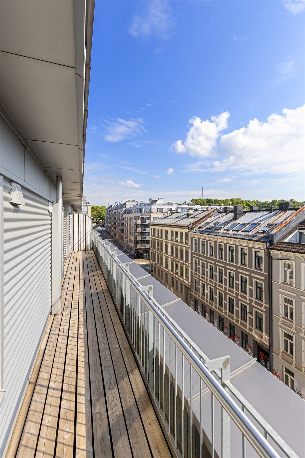 Fra den store terrassen har du flott utsikt over nærområdet. Galleribilde