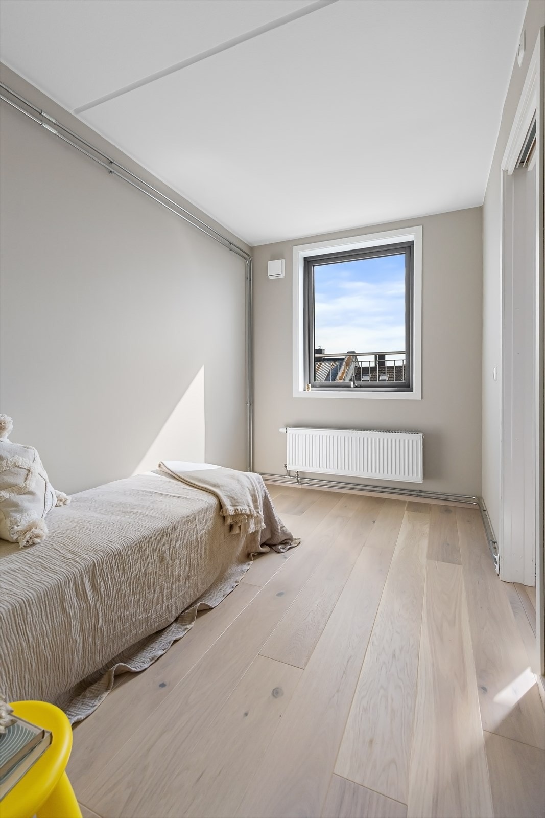 Rommet har plass til seng, skrivebord og garderobe. Galleribilde