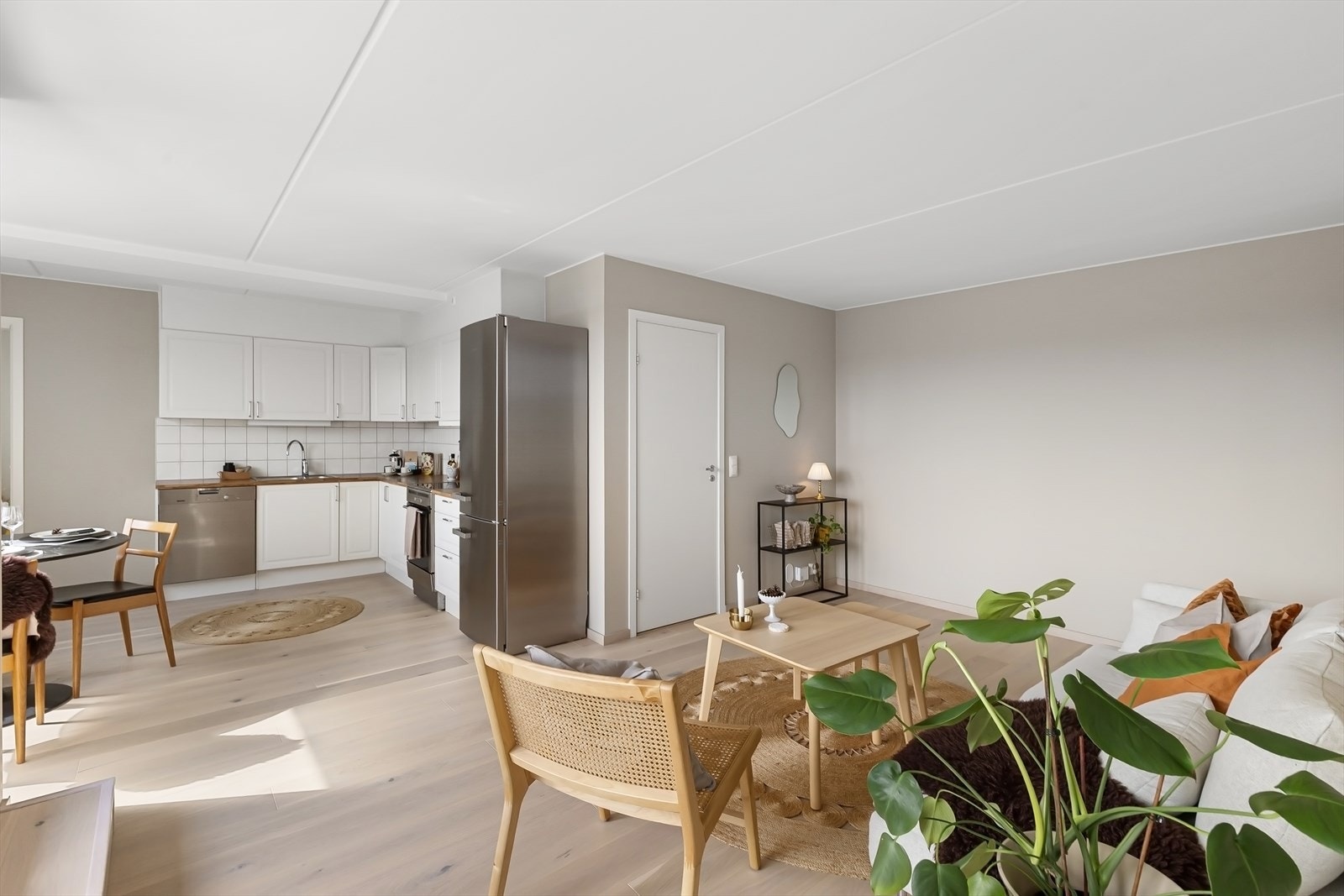 Innvendige overflater i leiligheten ble malt i 2025, da fikk også leiligheten ny parkett på gulv. Galleribilde