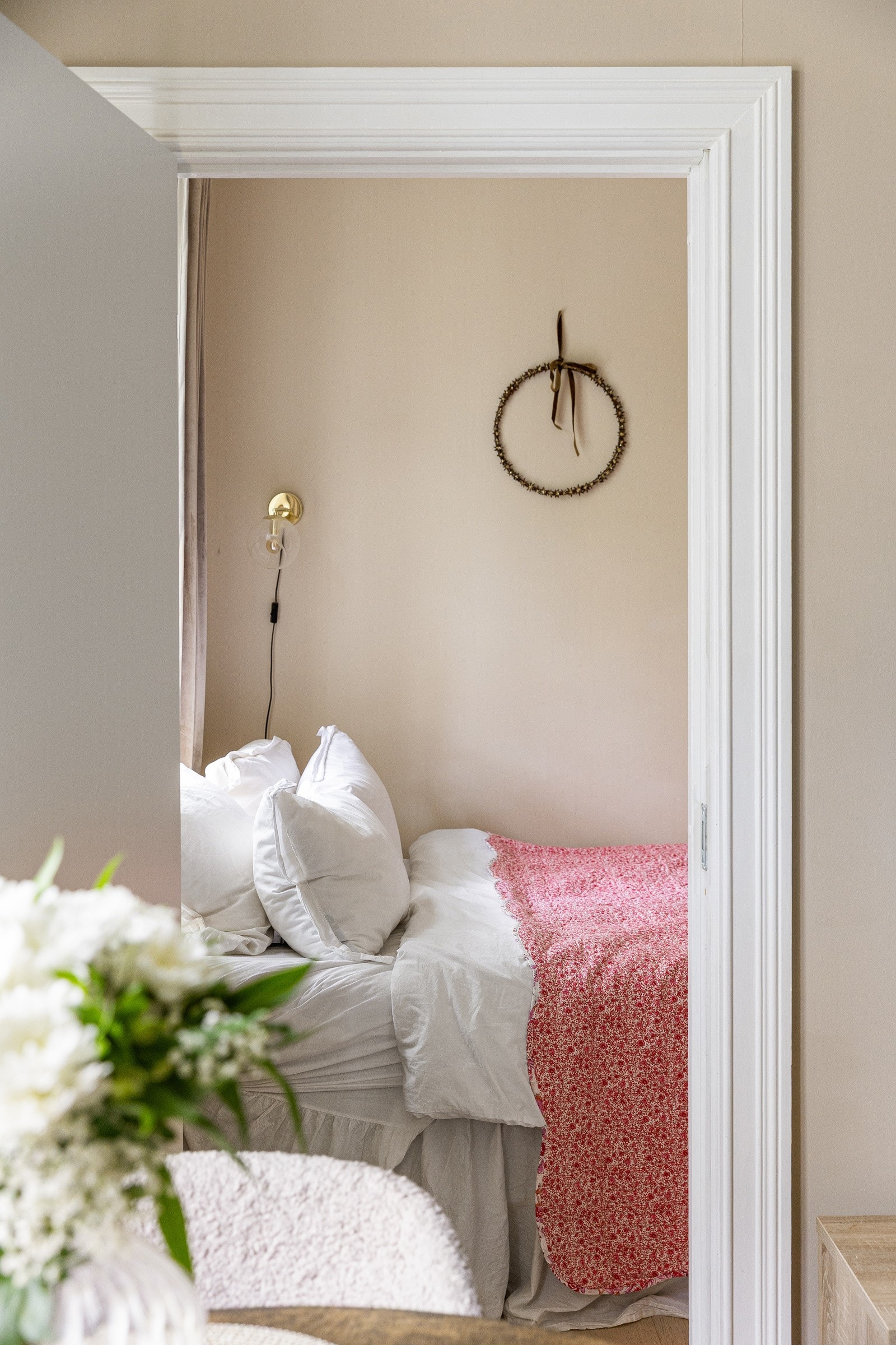 Soverommet har adkomst fra stuen og vender også skjermet til Galleribilde