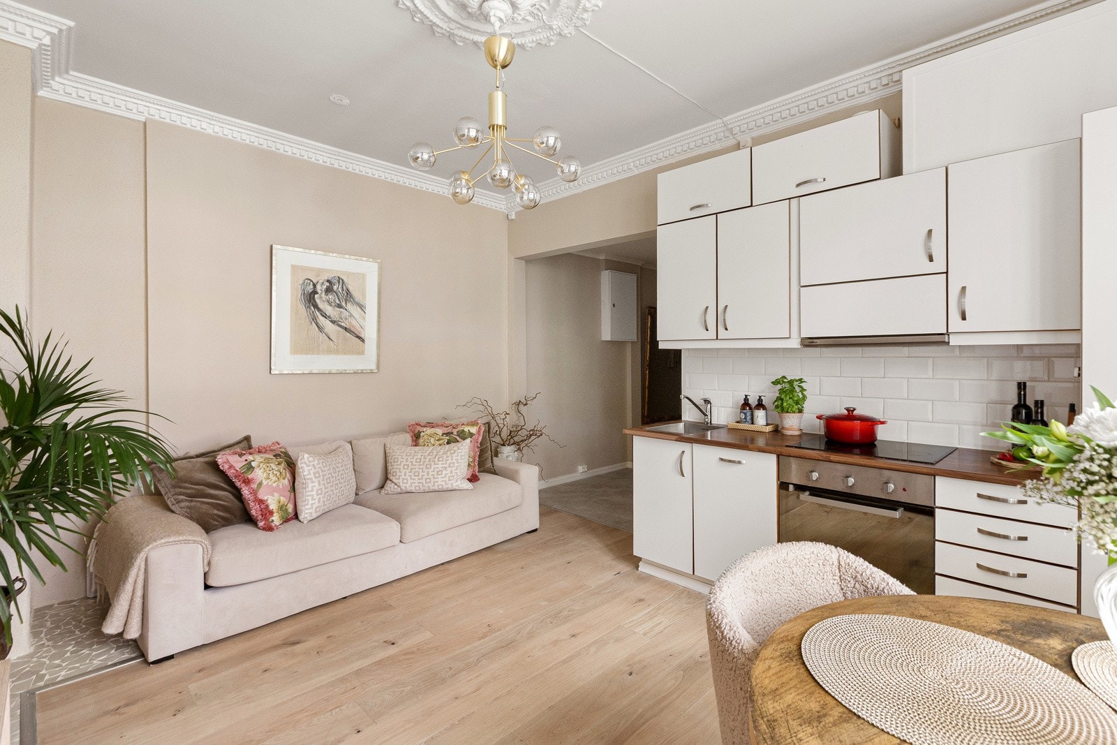 Leiligheten er malt i tidsriktige og lyse farger Galleribilde