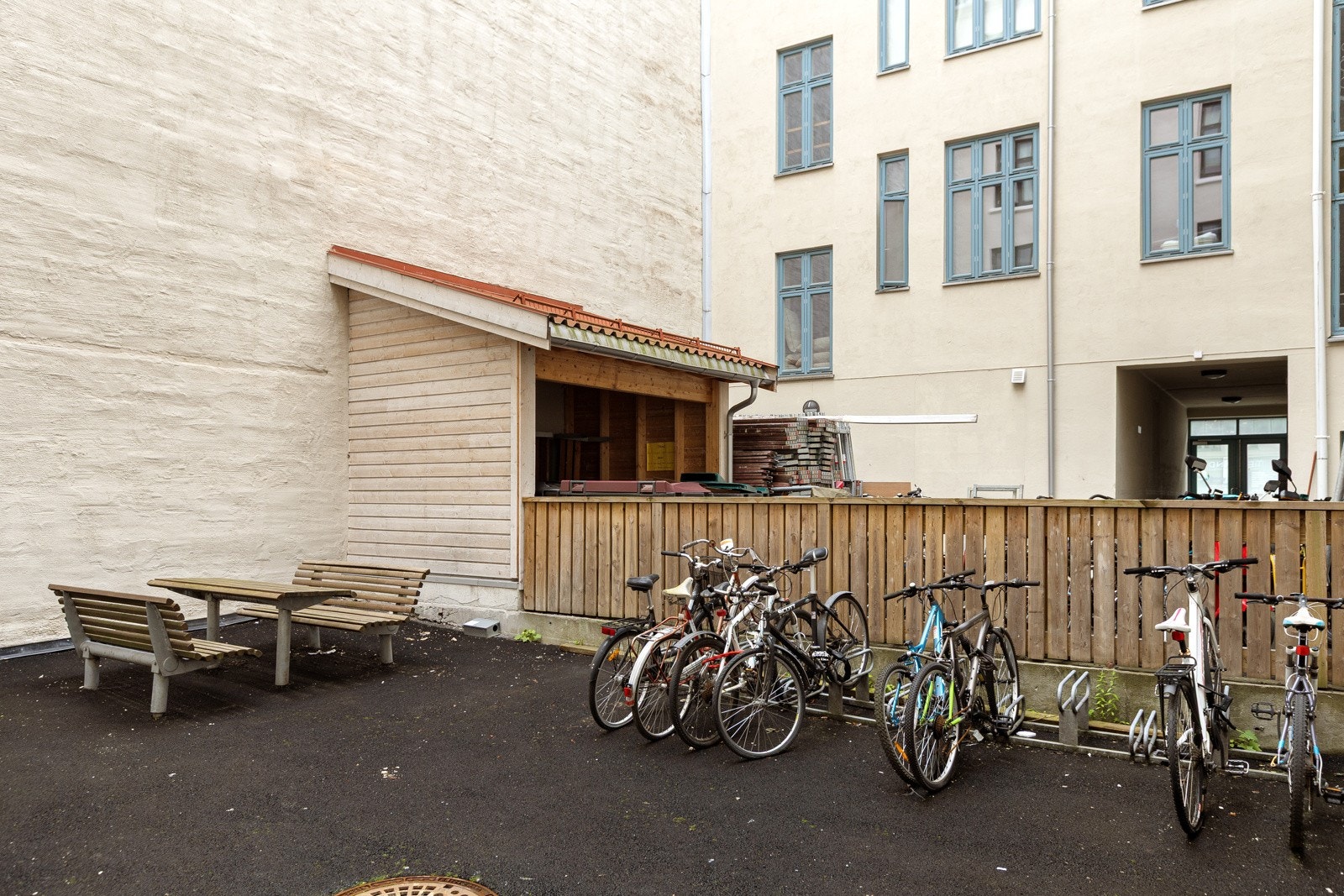 Lukket bakgård med sittegruppe og sykkelparkering Galleribilde