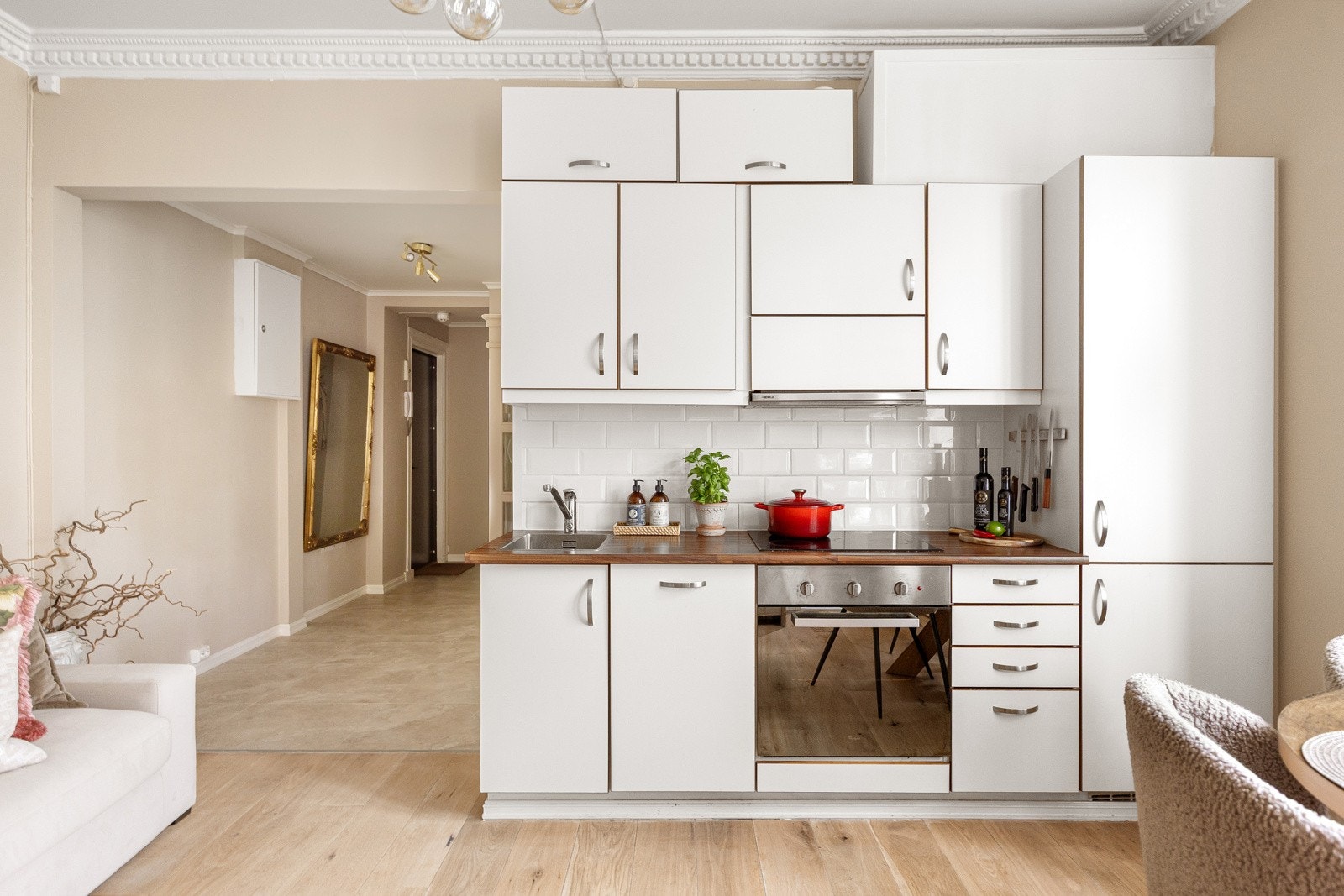 Kjøkkenet er moderne med god skapplass Galleribilde