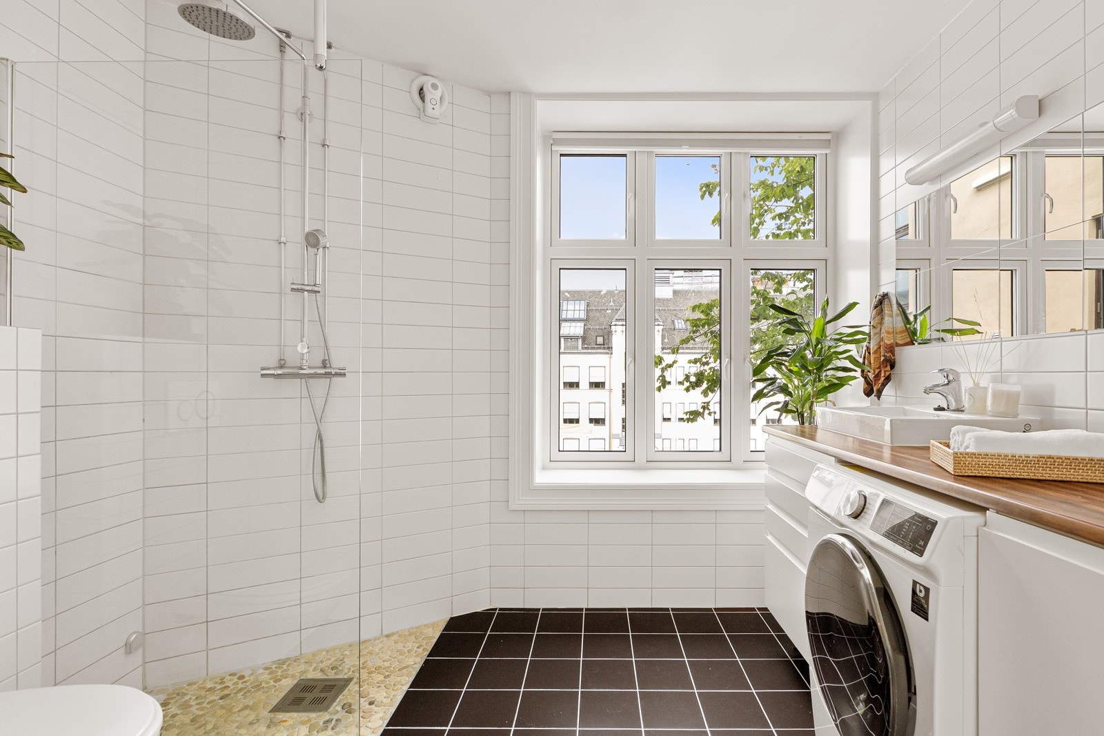 Baderommet er romslig med fliser på gulv Galleribilde