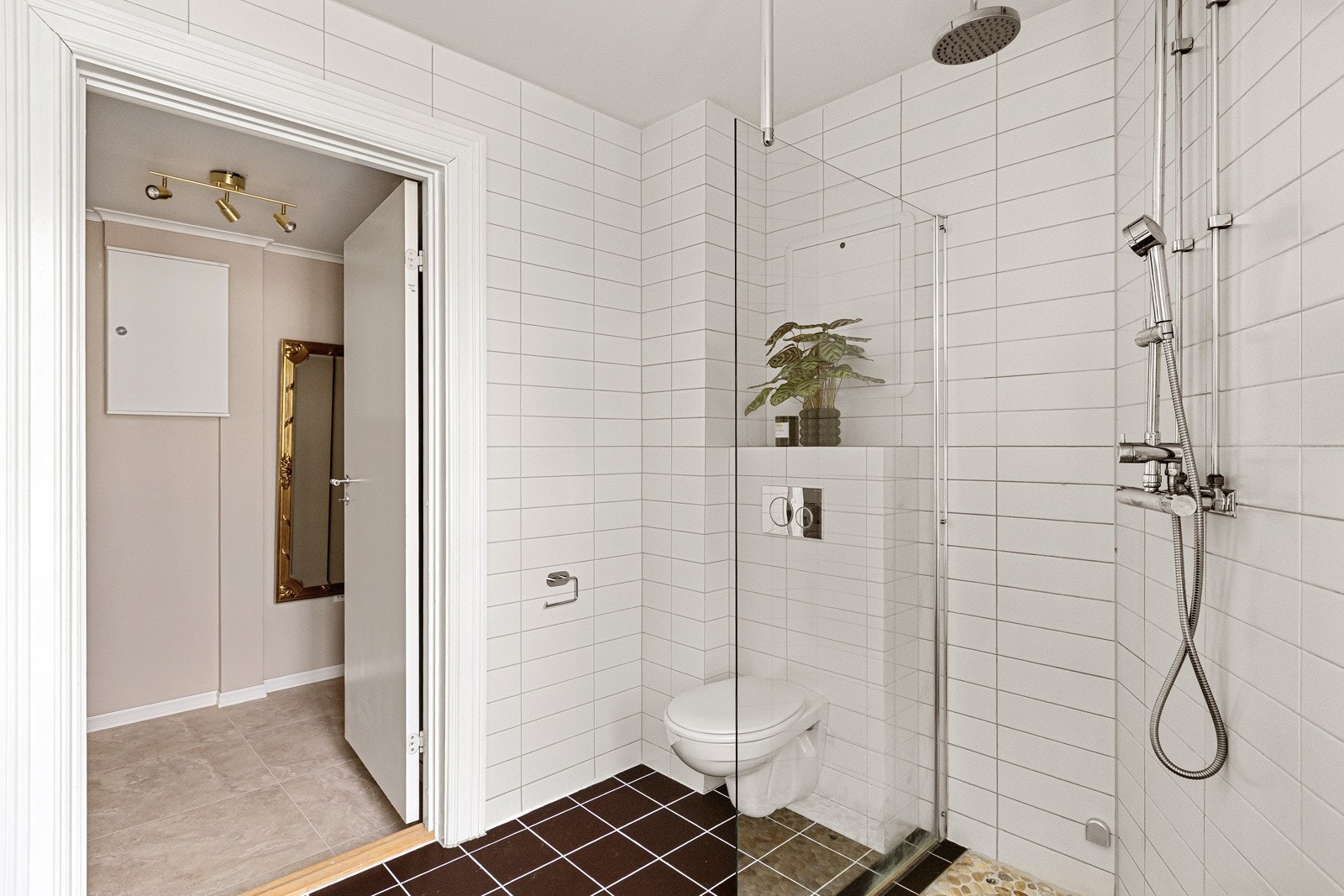 Dusjhjørne med regnfallsdusj Galleribilde