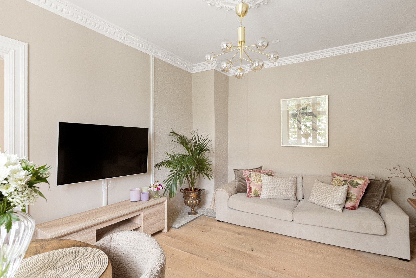 Leiligheten er godt planløst og stuen har plass til både sofagruppe og spisebord Galleribilde