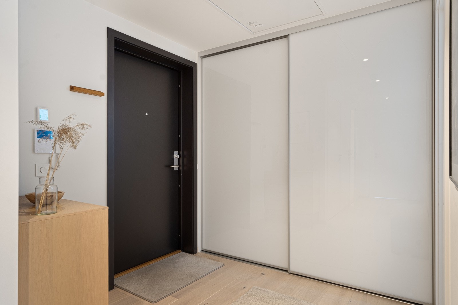 Romslig hall med stor skyvedørgarderobe Galleribilde
