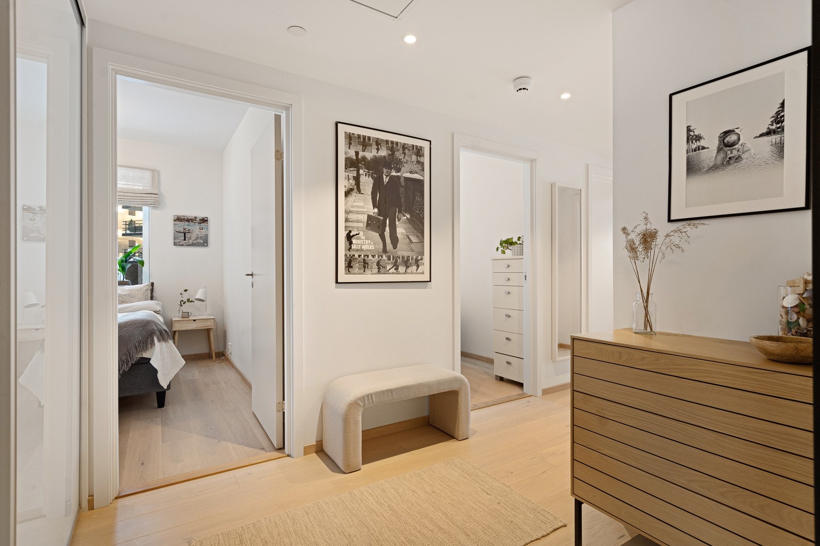 Romslig hall med 3 soverom, bod og bad/vaskerom Galleribilde