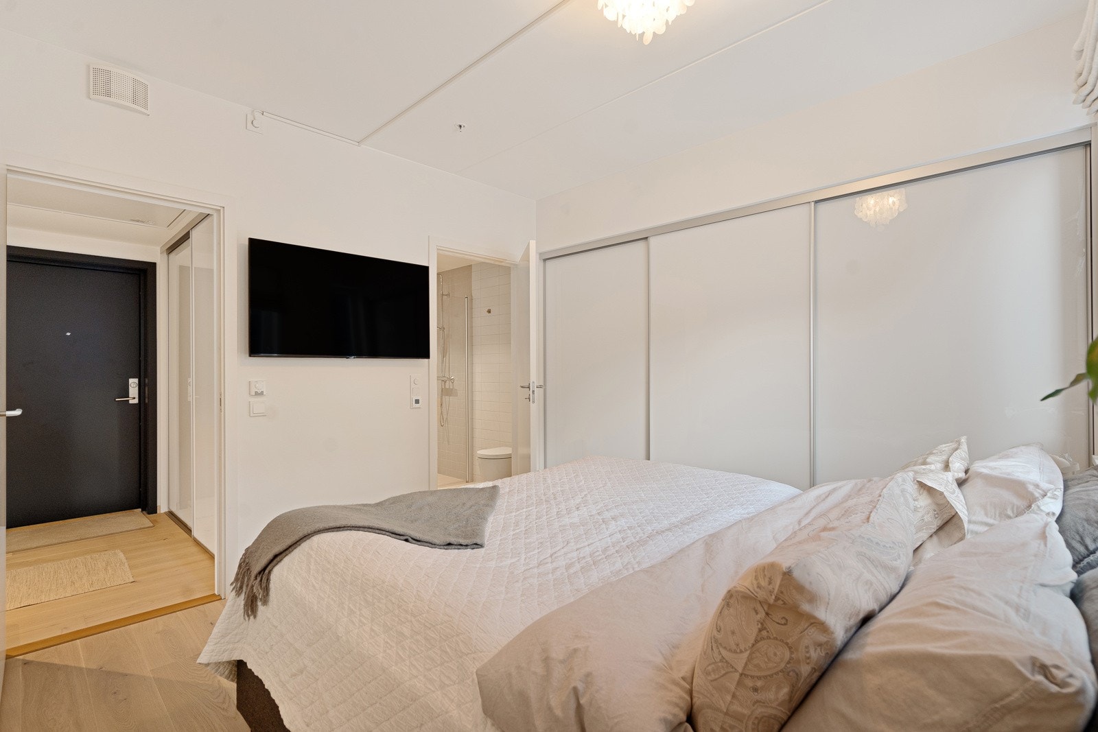 Hovedsoverom med stor skyvedørgarderobe og eget bad Galleribilde