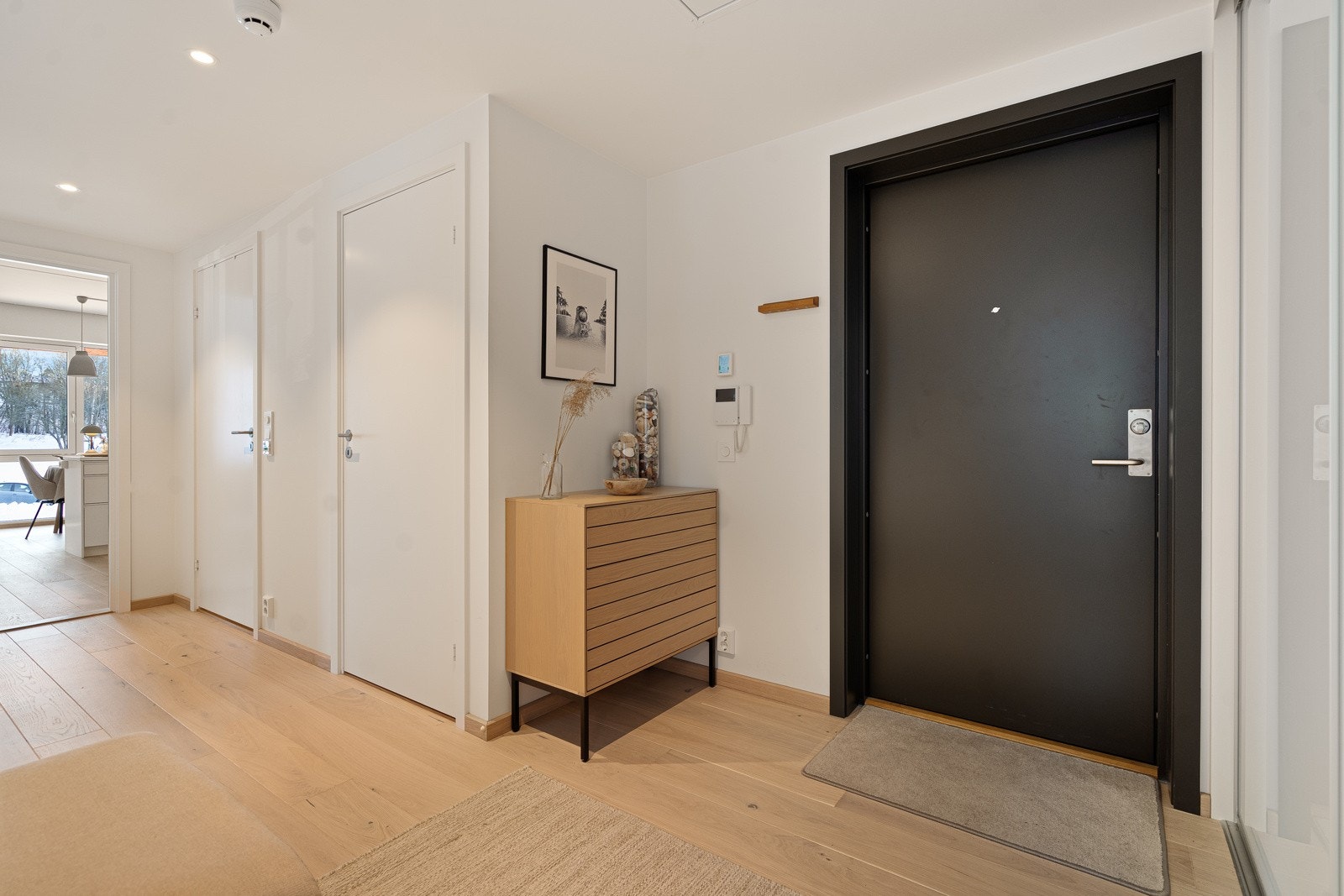 Romslig hall med stor skyvedørgarderobe Galleribilde