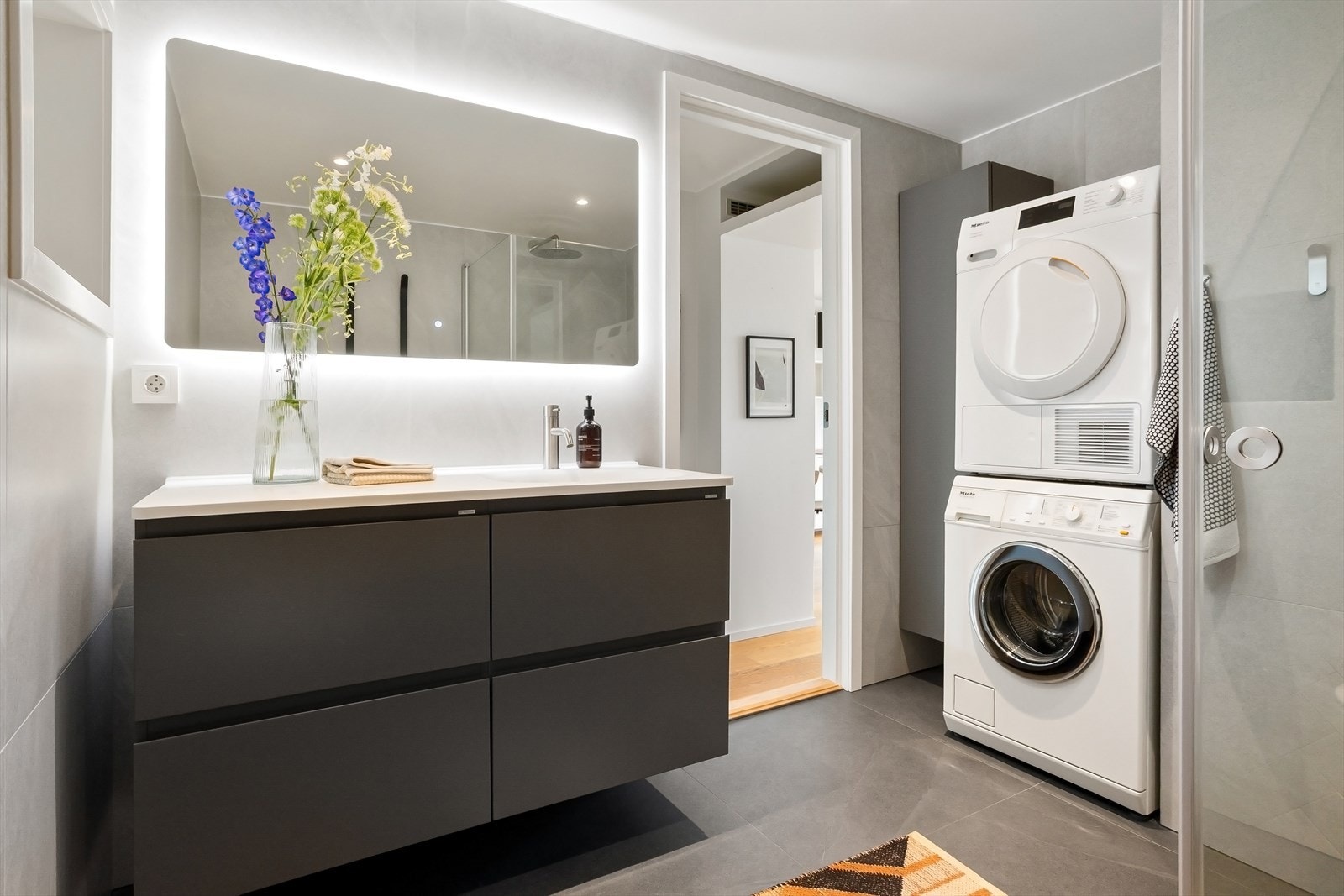 Badet har flislagte overflater med tidsriktige 80x80 fliser, downlights i himling og elektrisk gulvvarme. Galleribilde
