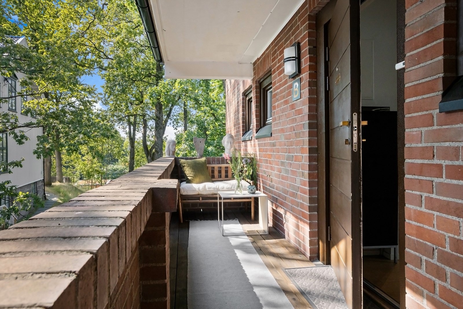Det er inngang til leiligheten via hyggelig svalgang med uteplass på ca. 6 kvm. Galleribilde
