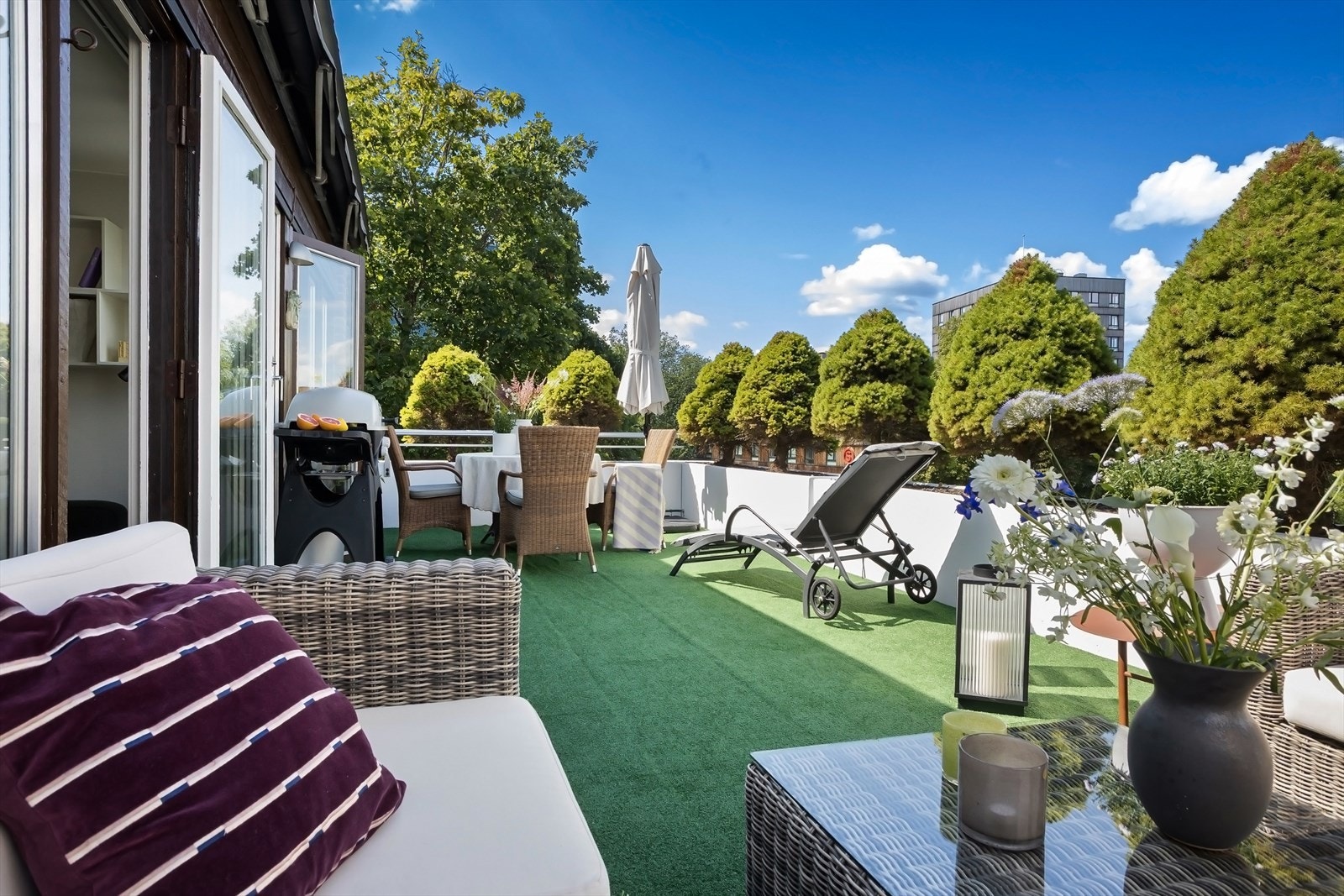 Det er god plass flere soner med utemøblement, grill og beplantning. Galleribilde