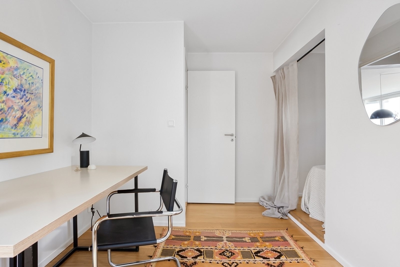 Rommet har plass til seng, skrivepult og skap/kommode. Galleribilde