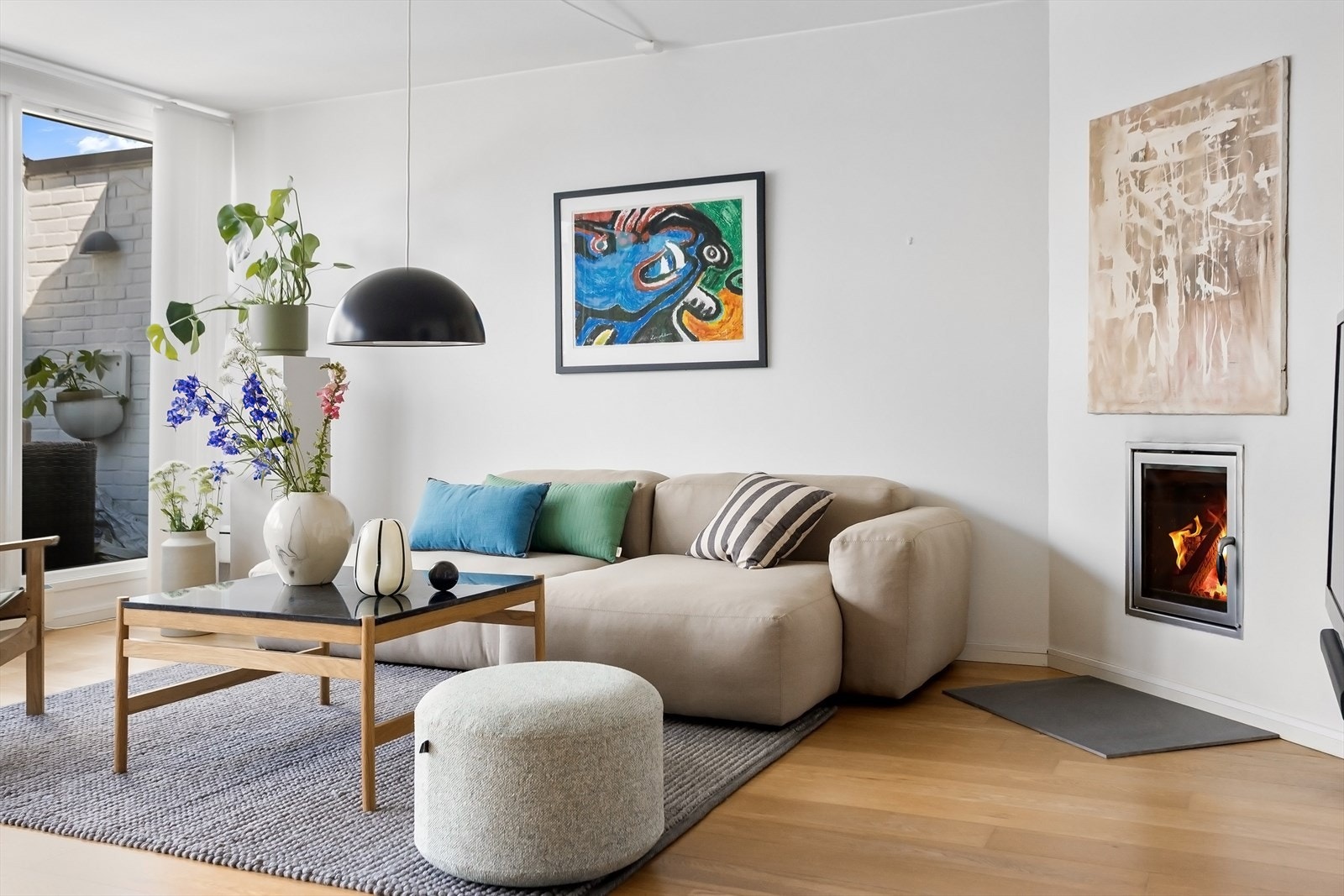 I stuen er det god plass til sofagruppe med tilhørende sofabord og tv-møblement. Galleribilde