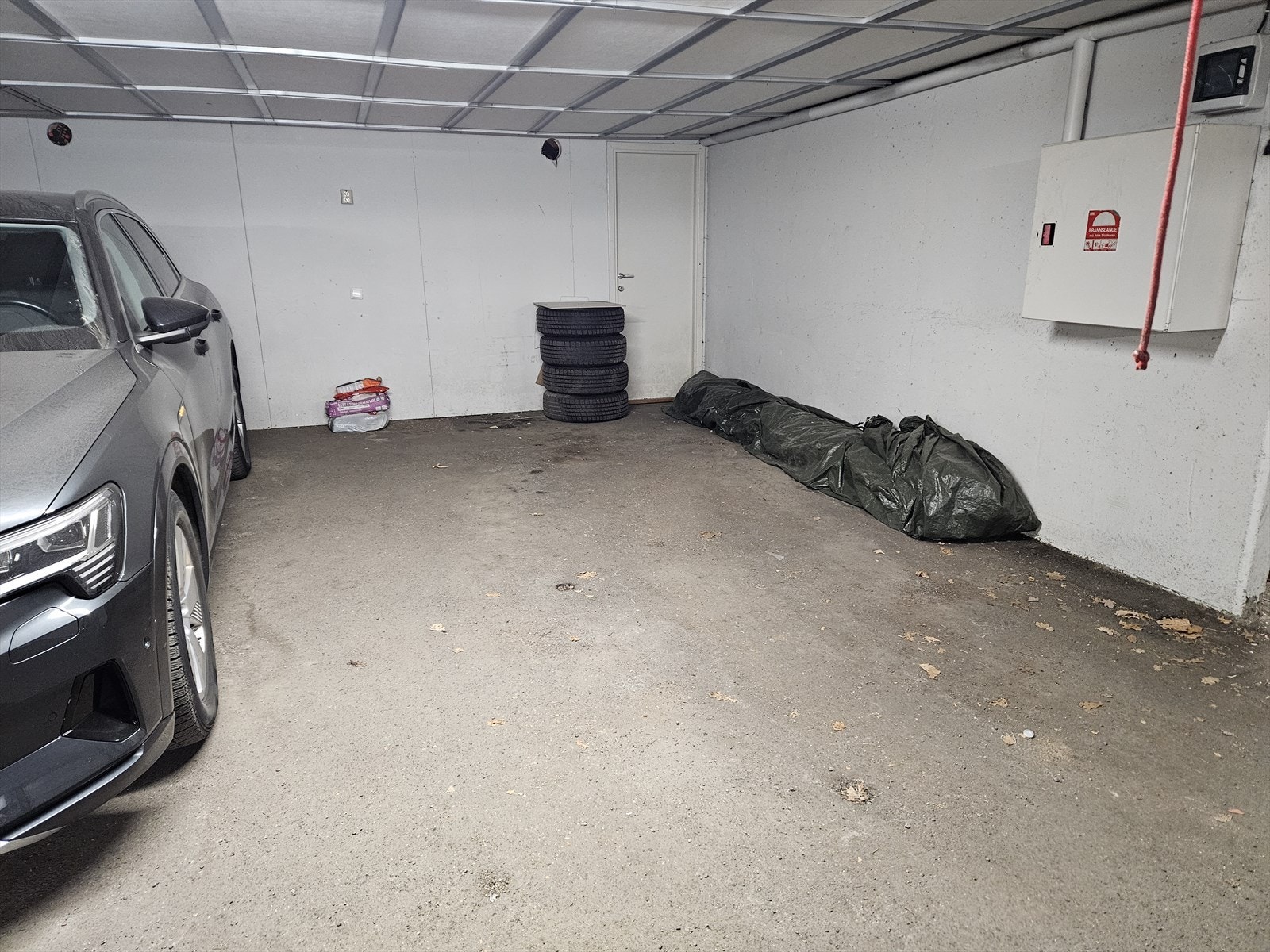 Leiligheten disponerer en garasjeplass i felles garasjeanlegg med opplegg for elbil-lader merket nr. 25. Galleribilde