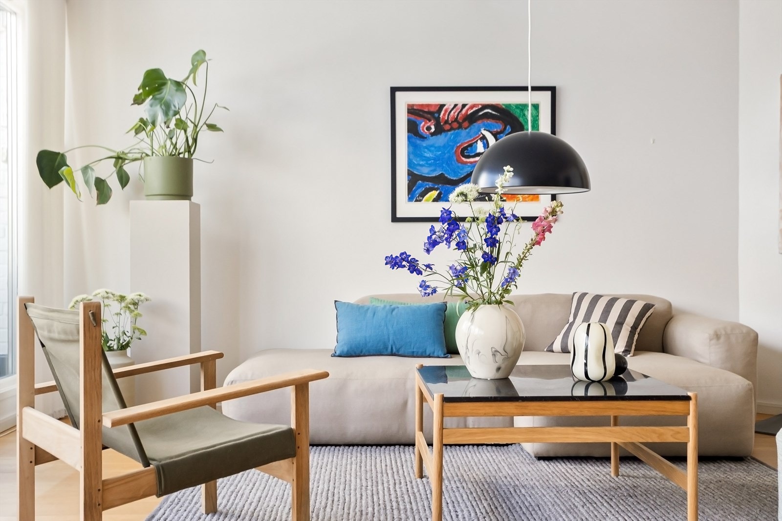 Leiligheten har en stor og herlig stue med store vindusflater og fantastisk utsikt. Galleribilde