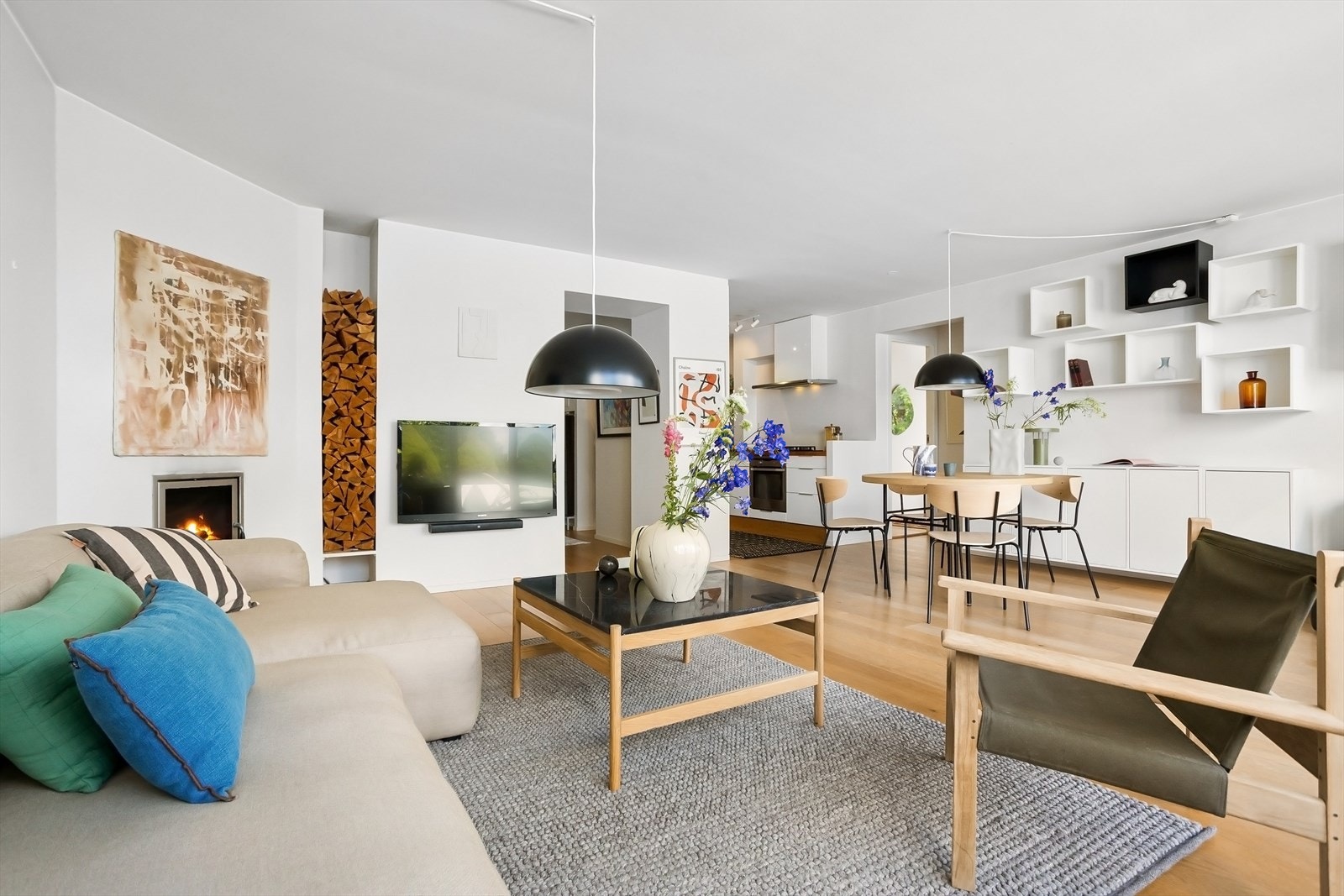 Stuen har en planløsning som oppleves naturlig og enkel å innrede i ulike soner. Galleribilde