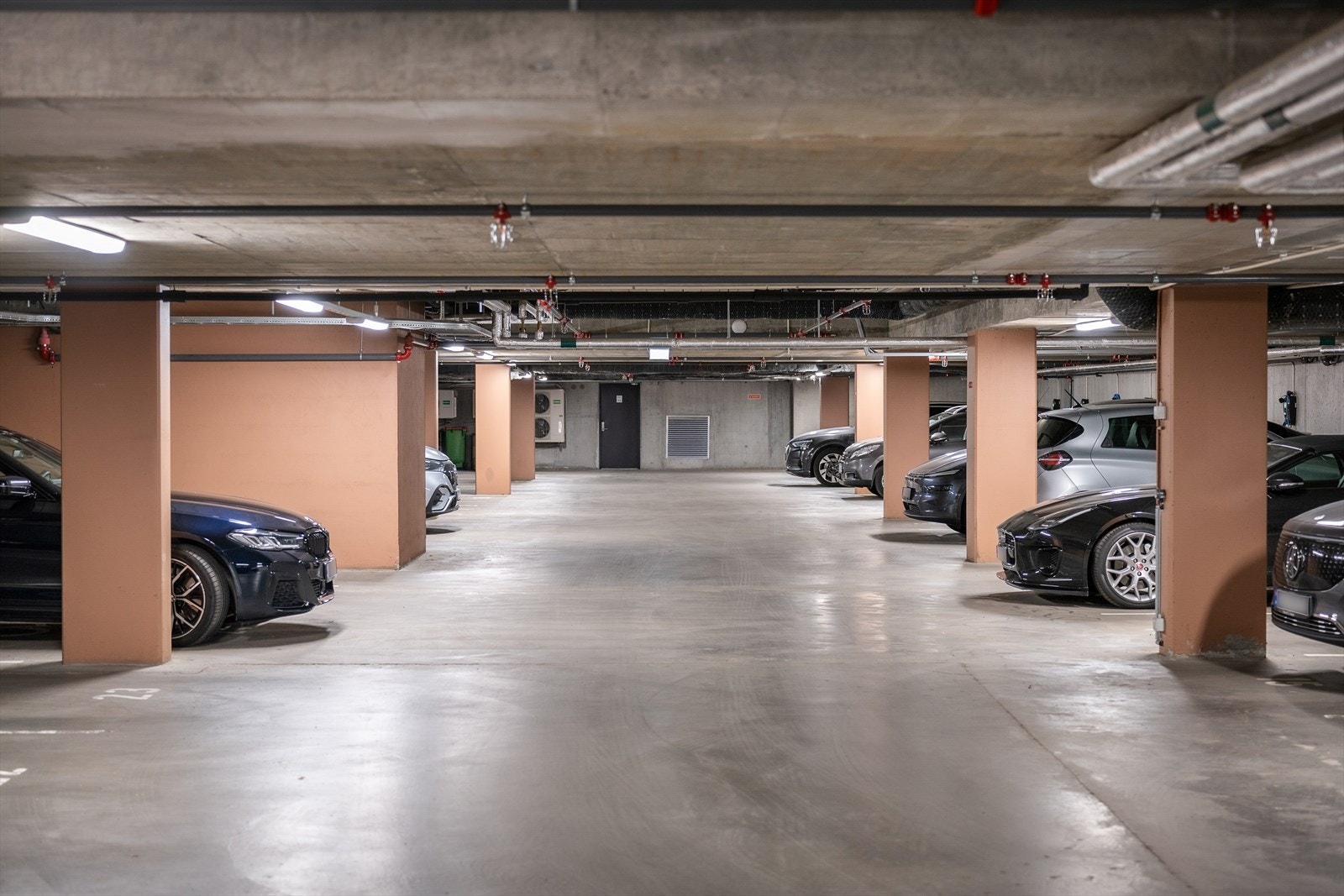 Garasjeplass i kjeller Galleribilde