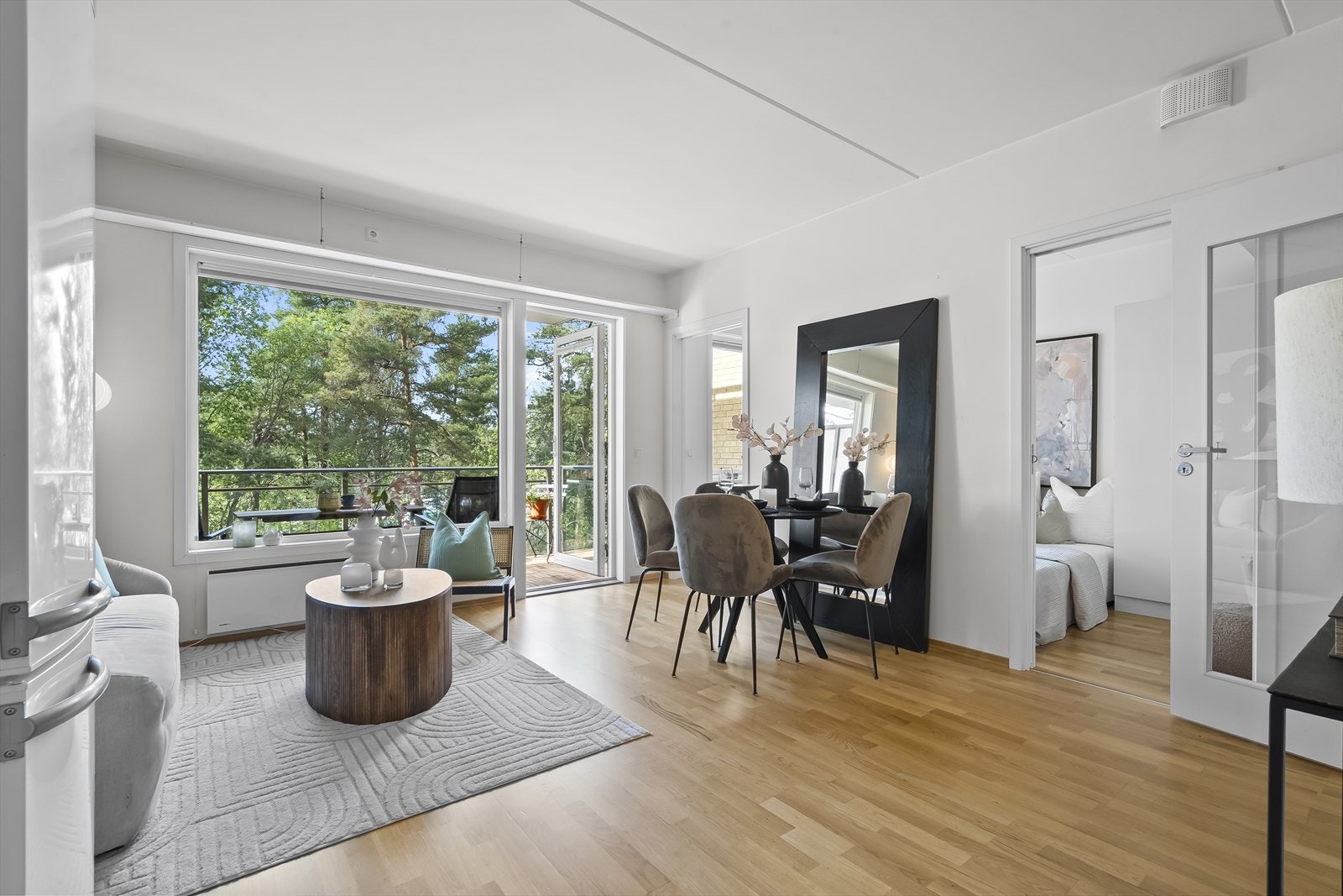 Store vindusflater bidrar til godt med dagslys Galleribilde