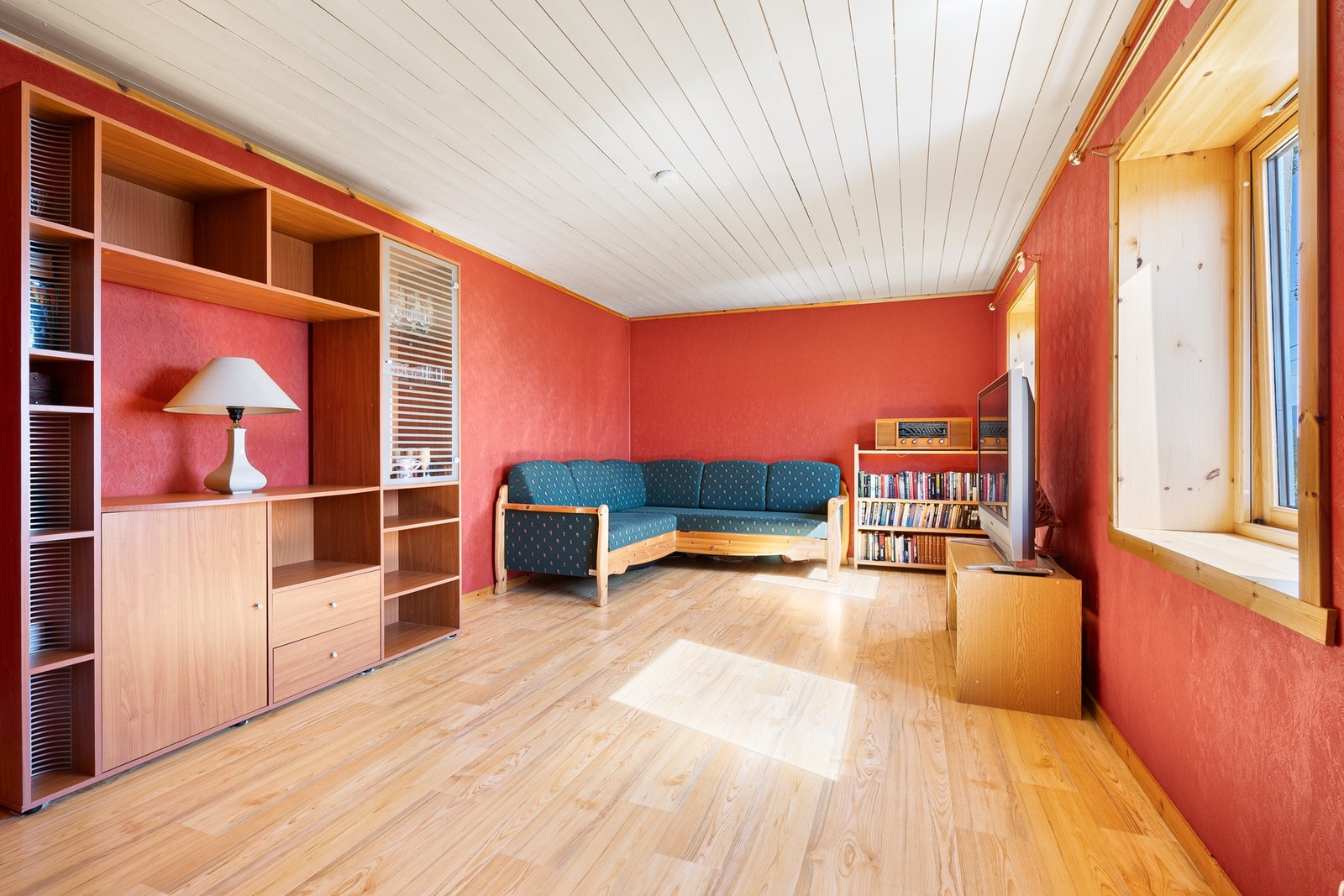 I underetasje finner vi stue nummer 2 - praktisk og godt for familien med flere oppholdsrom Galleribilde