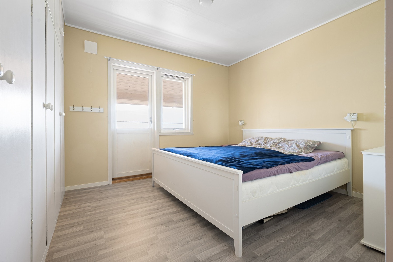 Hovedsoverommet er stort og godt - og har adkomst til verandaen Galleribilde