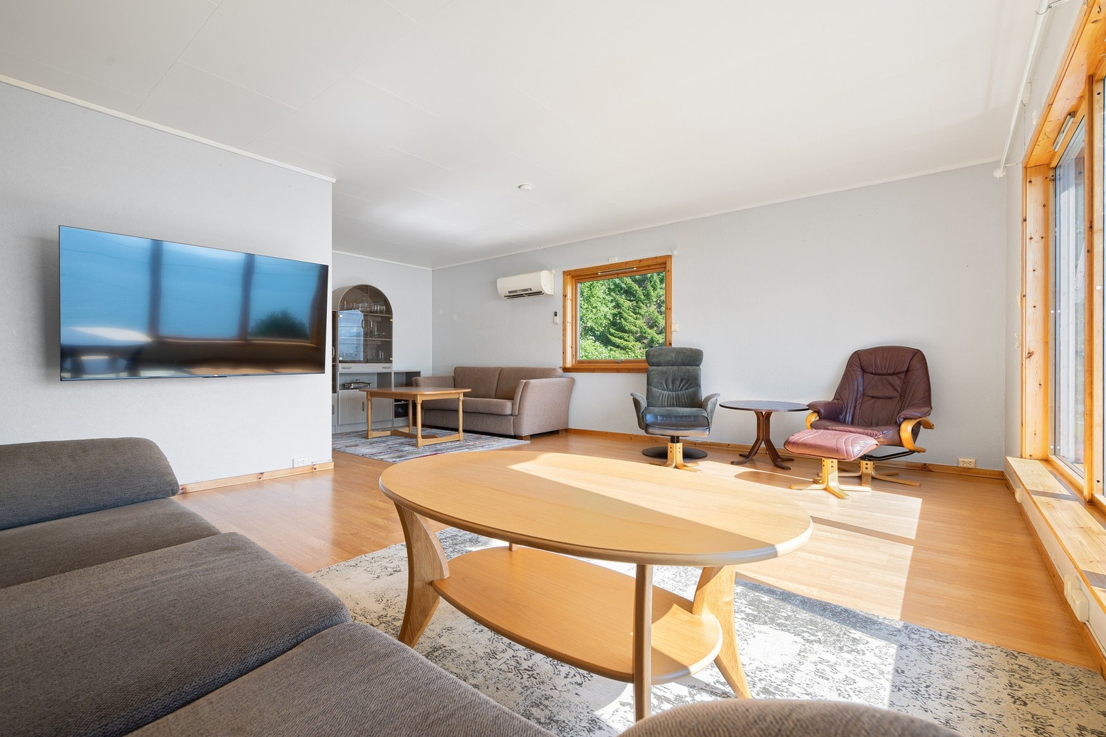 Stuen er romslig og innredet i flere sosiale soner - her har du god plass til familie og gjester Galleribilde