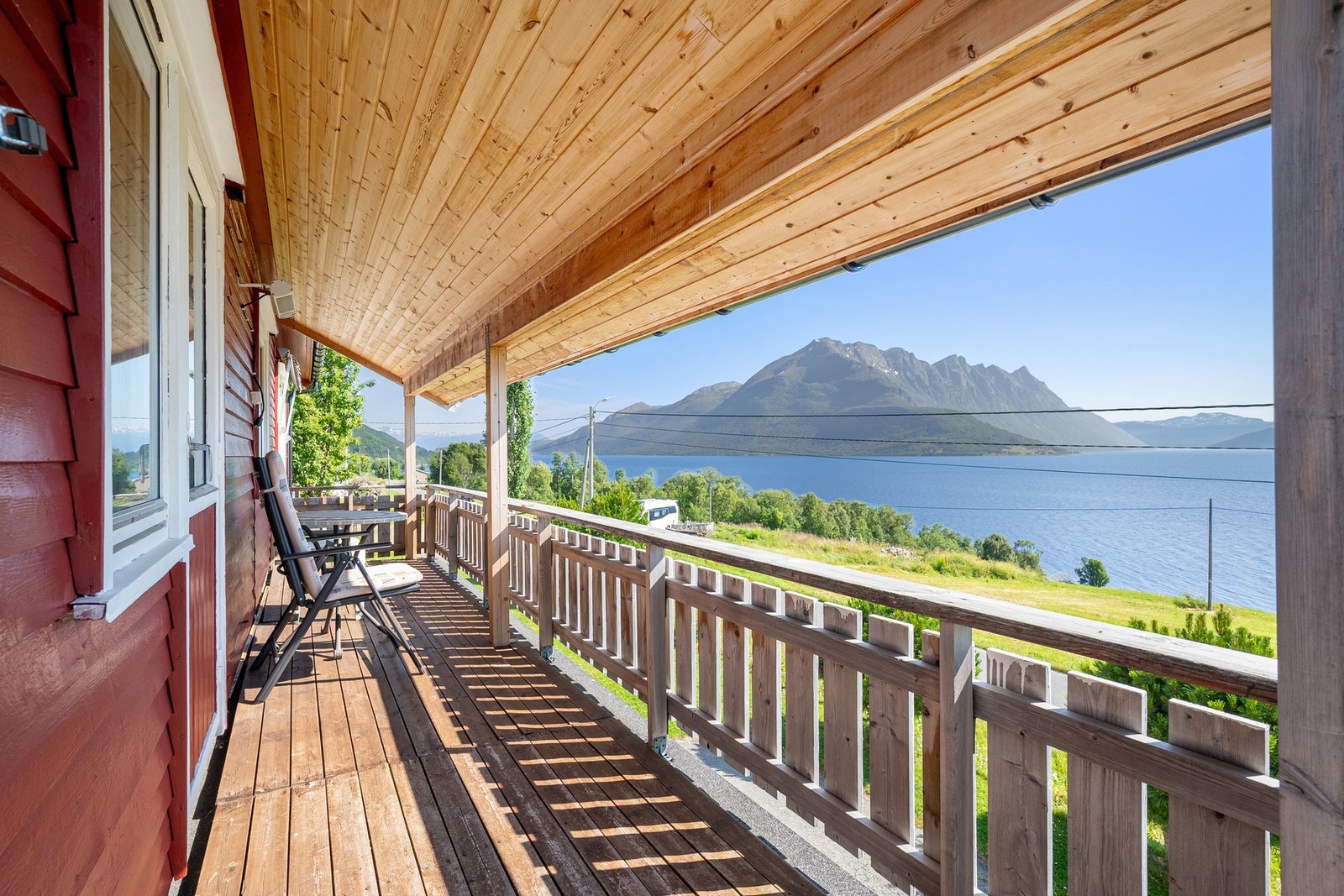 Overbygd terrasseområde på fremsiden av boligen Galleribilde