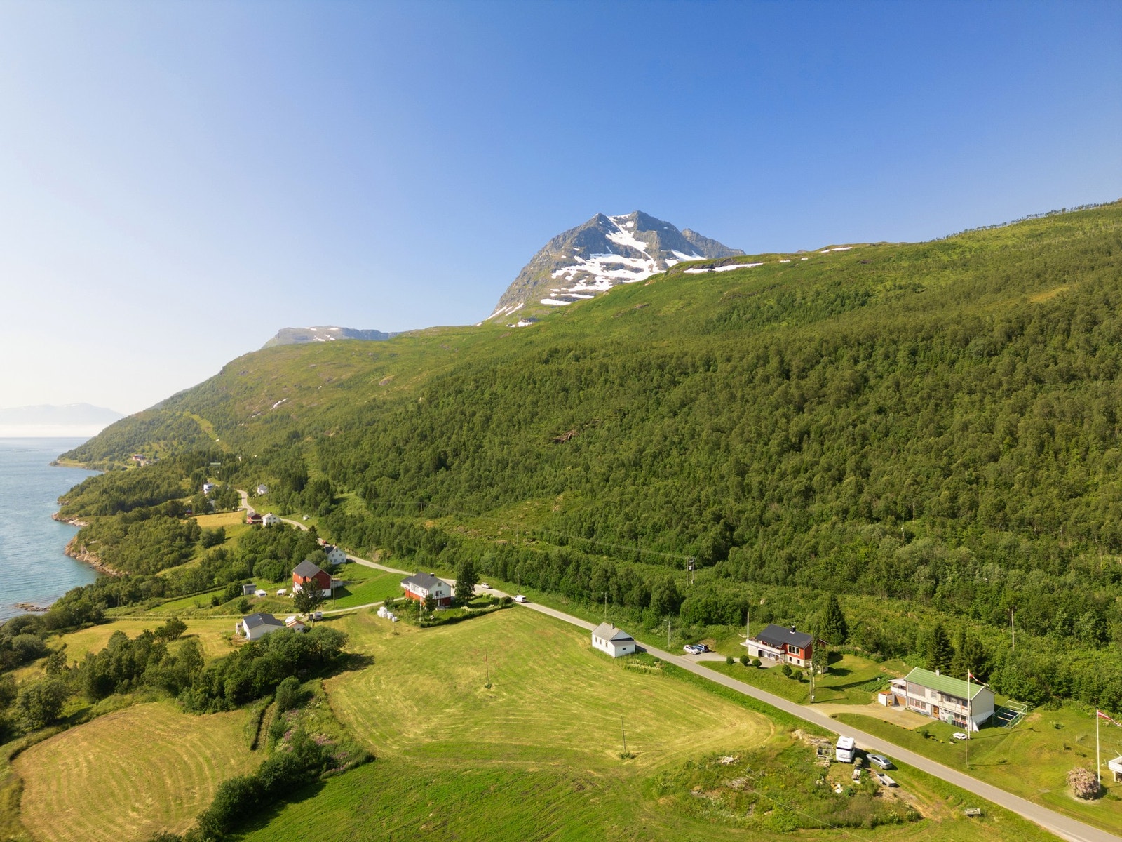 Umiddelbar nærhet til turområder og marka på baksiden, og sjø på fremsiden Galleribilde