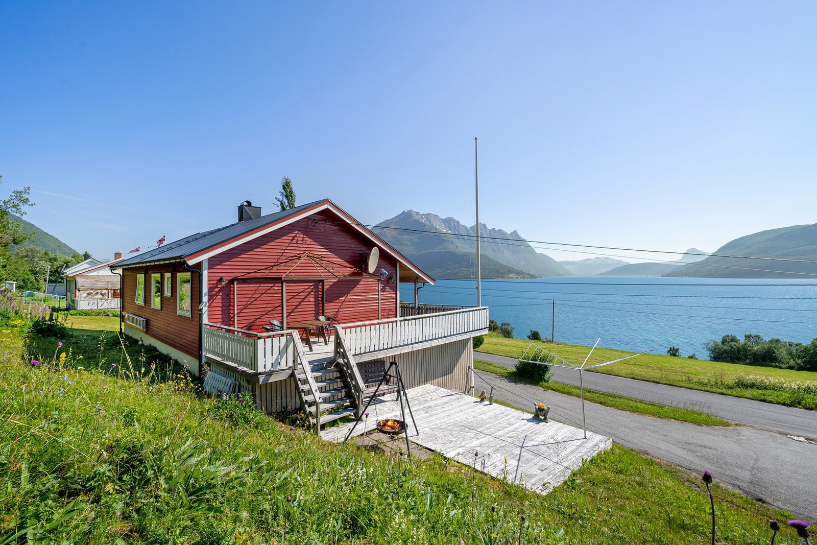 Trapp fra veranda ned til terrasse og hage gir fleksible uteområder Galleribilde
