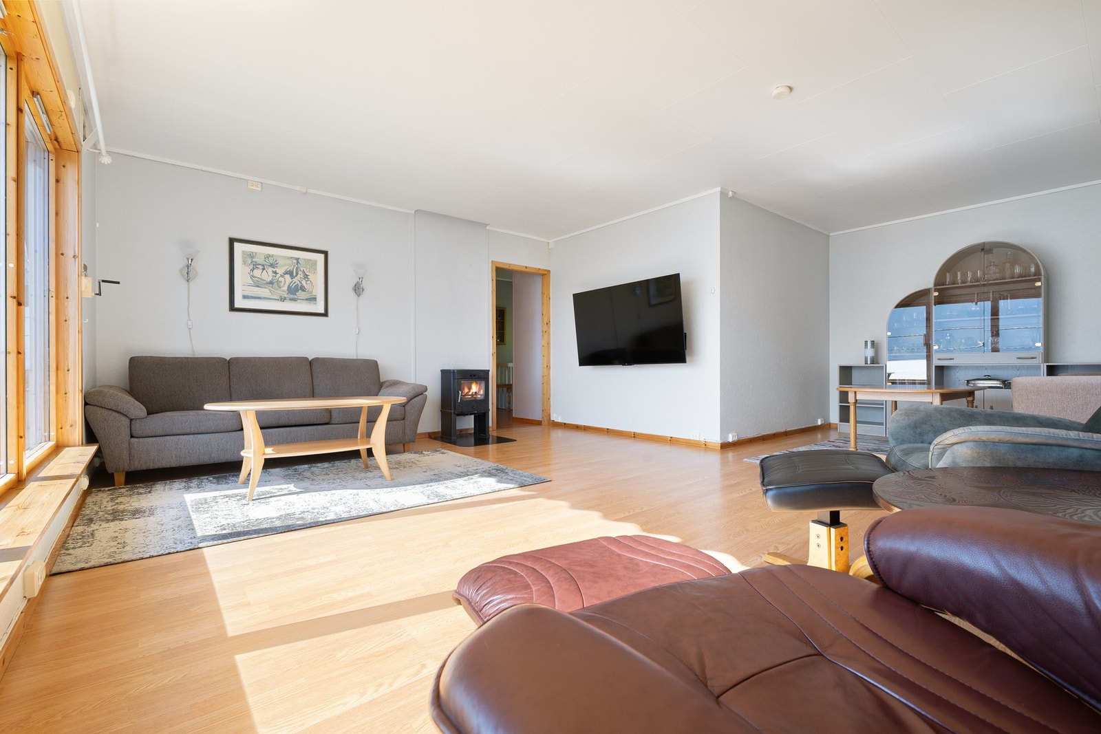 Boligen har både vedfyring og varmepumpe som sørger for at du får ønsket temperatur året rundt Galleribilde