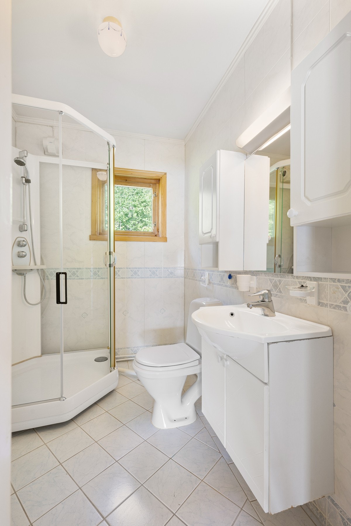 Bad - oppgradert i 2015 med nytt flislagt gulv (varme) og våtromspanel Galleribilde