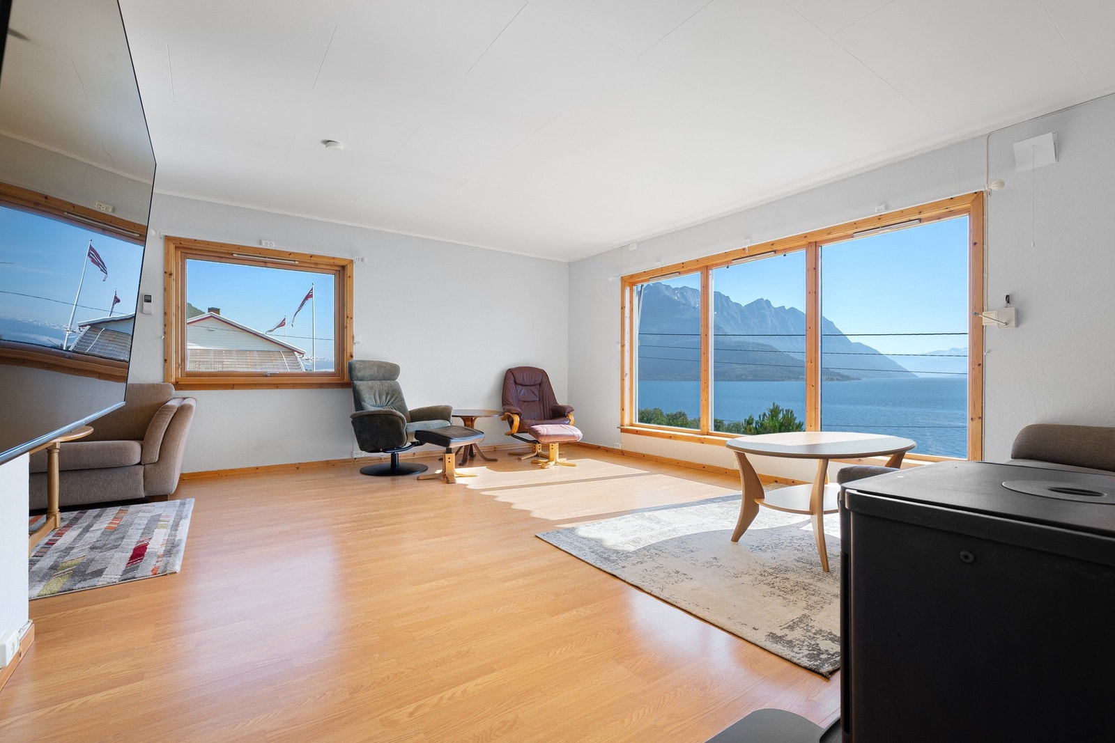 Lys og luftig med god atmosfære takket være rause vindusflater som gir rikelig med dagslys Galleribilde