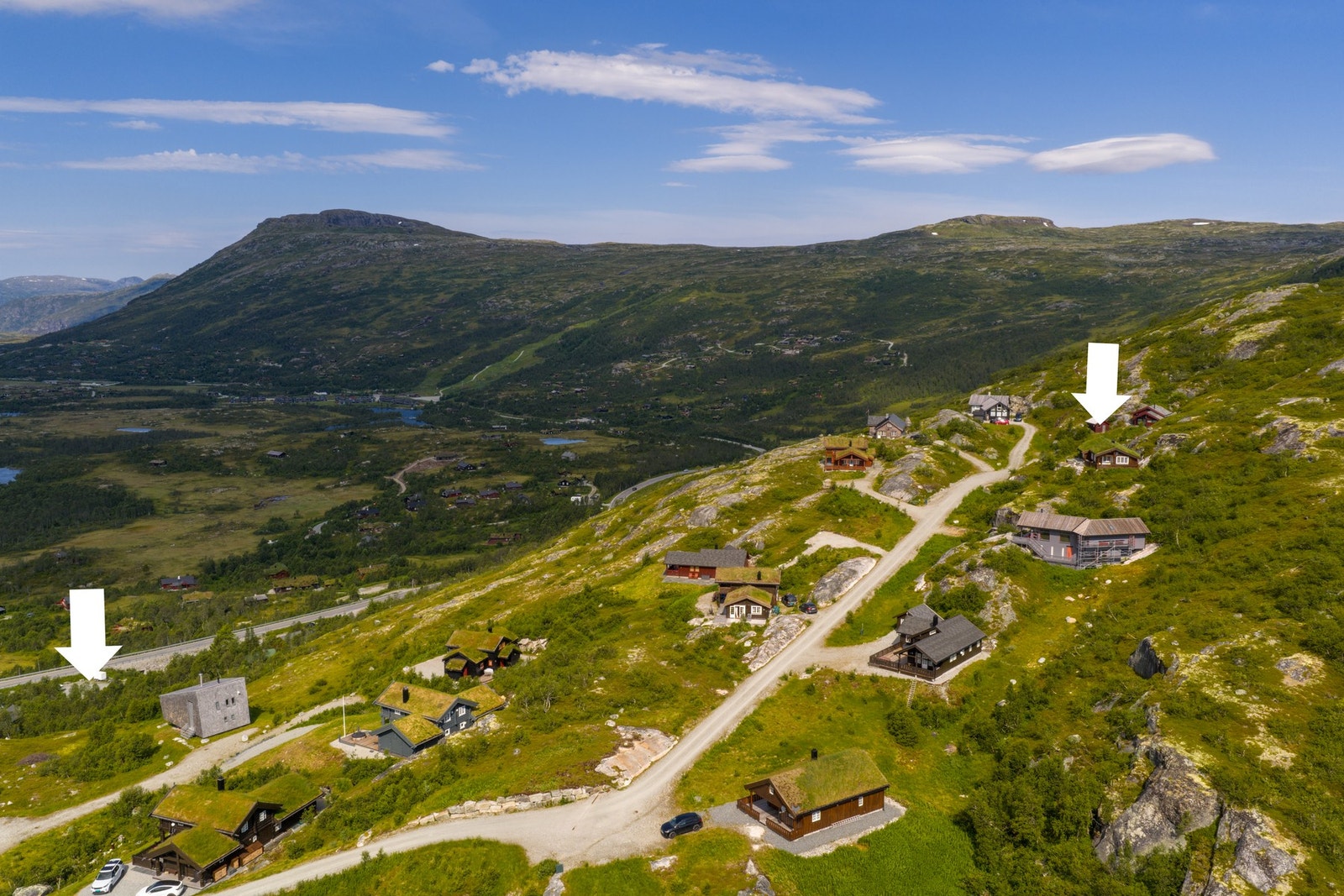 Pilene viser hytta og vinterparkeringen langs Rv. 7. Galleribilde