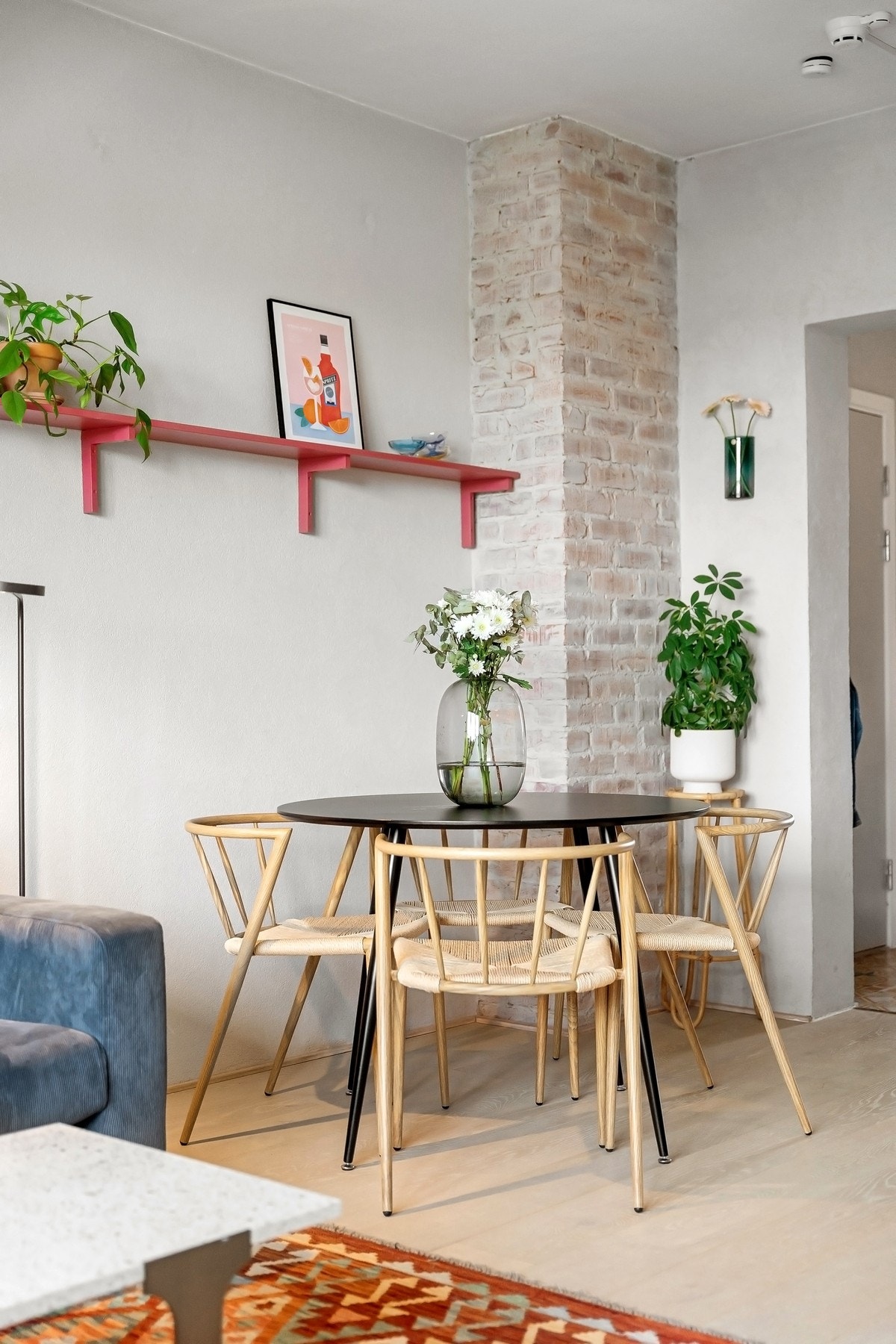 Spiseplassen får en naturlig plassering i rommet. Galleribilde