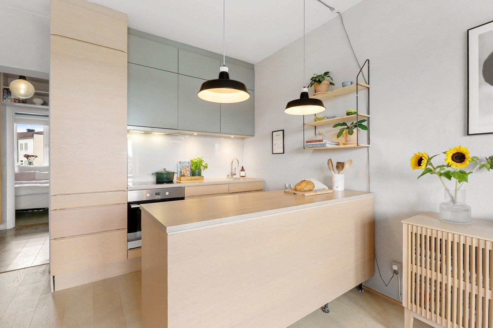 Meget praktisk kjøkken med kjøkkenøy. Galleribilde