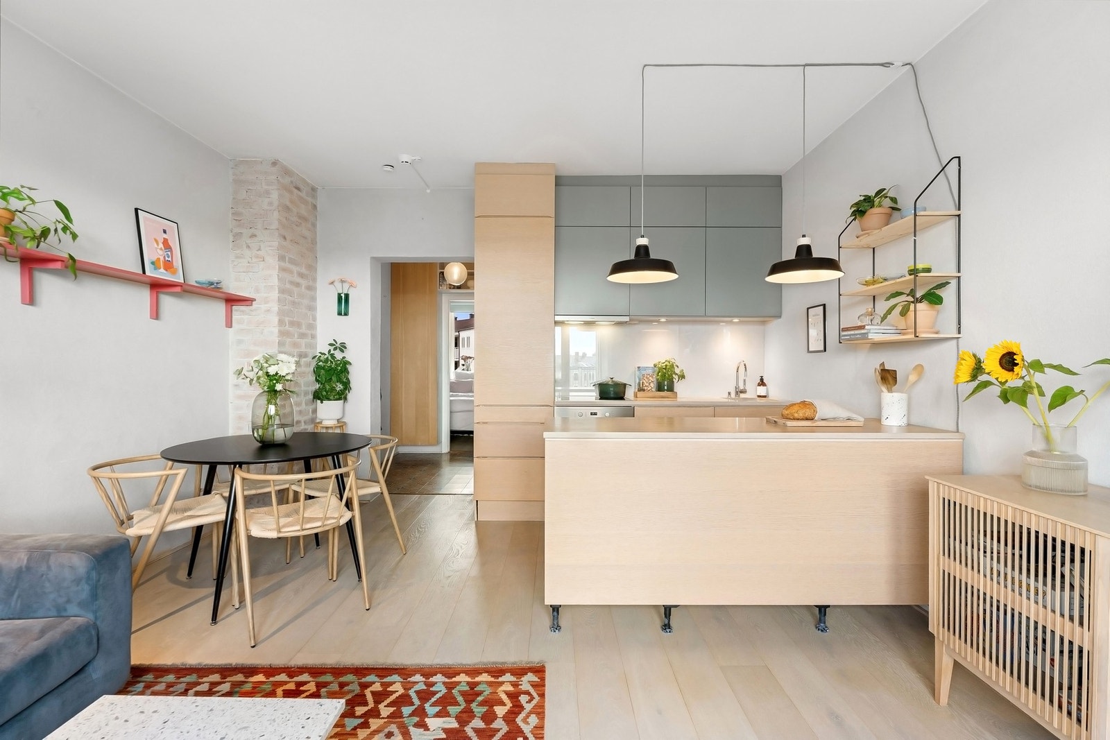 Kjøkkenet er fra 2016 og byr på rikelig med arbeidsplass. Galleribilde