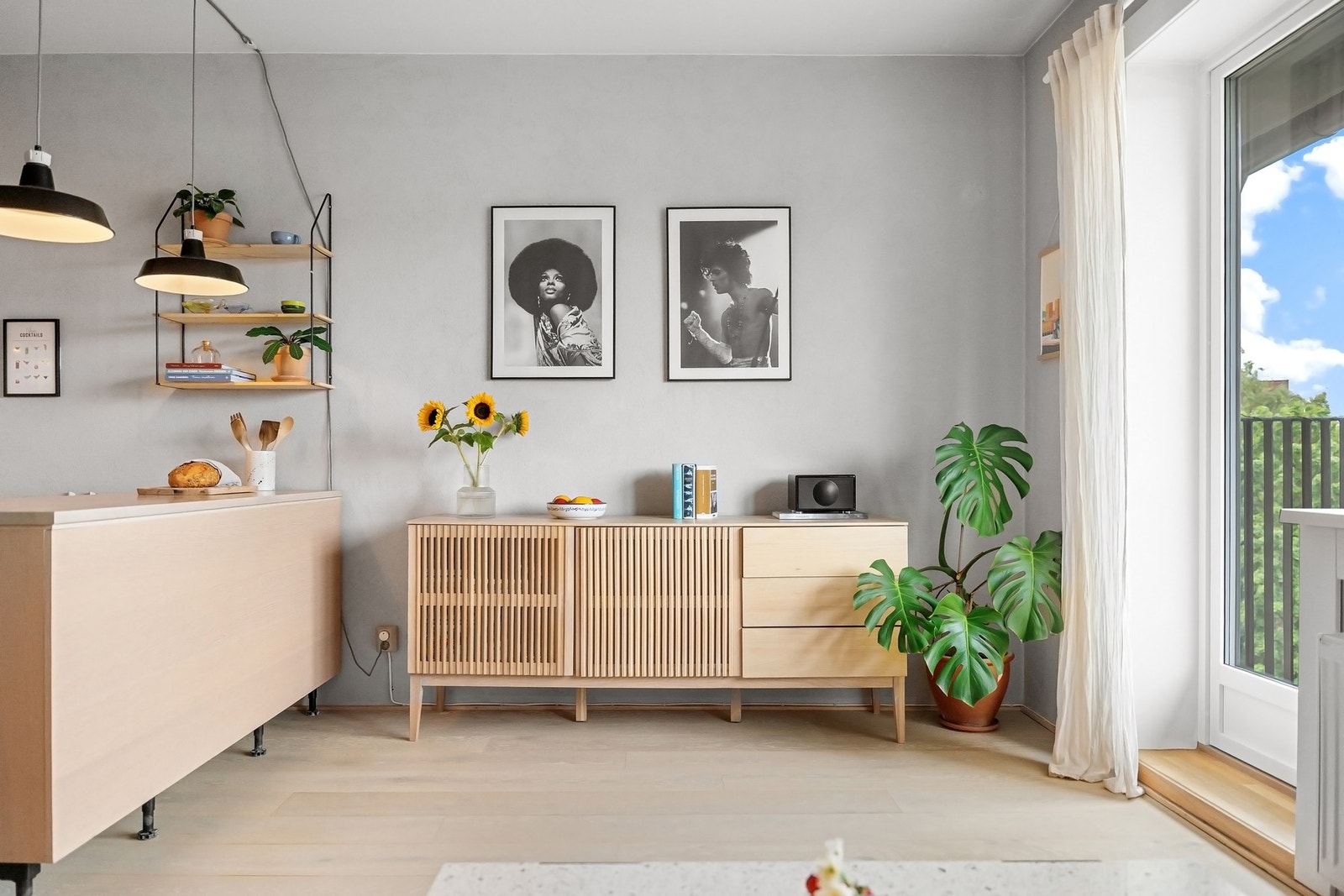 Det er parkett på gulv og lysmalte overflater i alle rom. Galleribilde